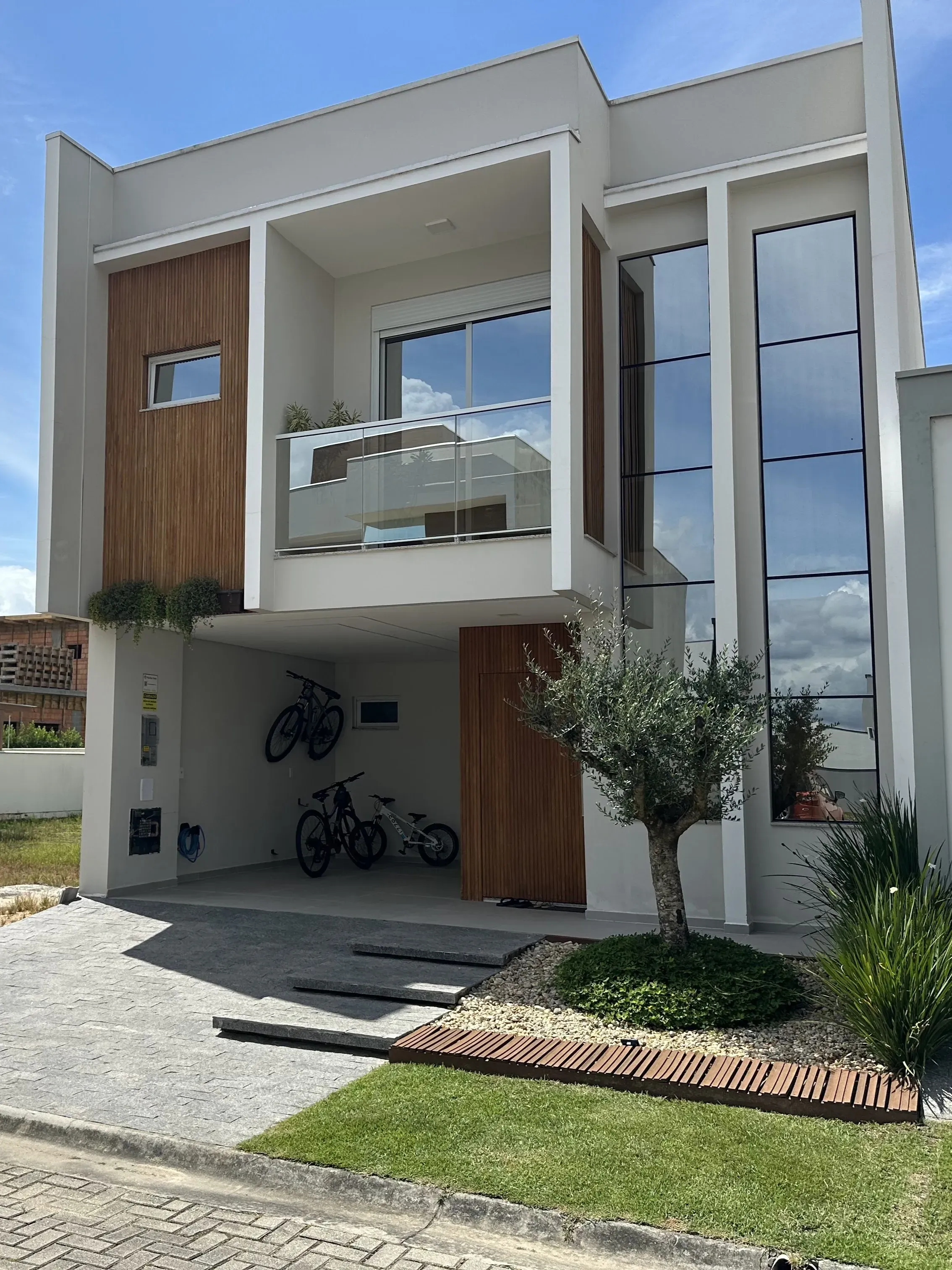 Casa com 3 dormitórios sendo 1 suíte e 2 vagas de garagem em Biguaçu/SC