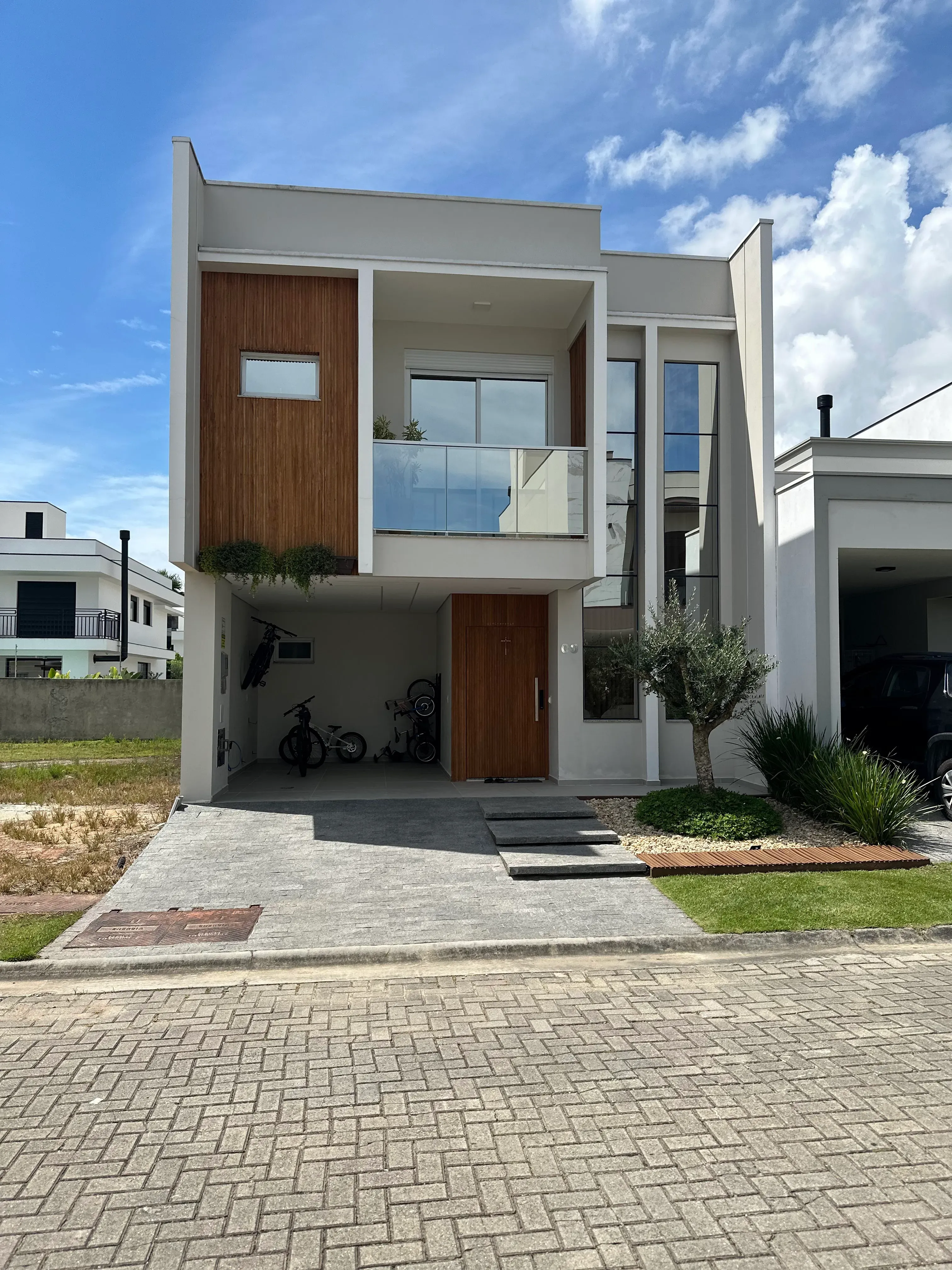 Casa com 3 dormitórios sendo 1 suíte e 2 vagas de garagem em Biguaçu/SC