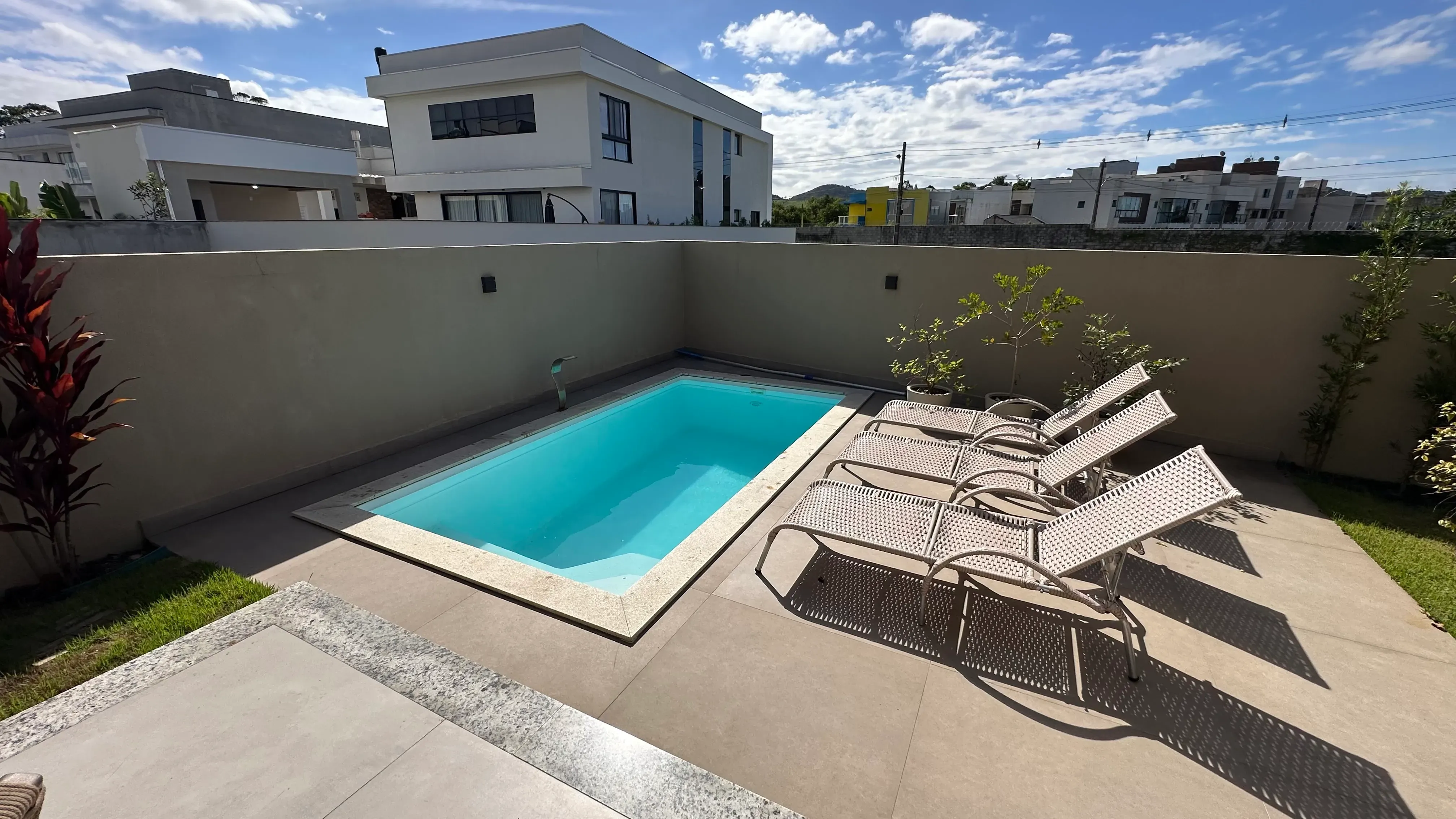 Casa com 3 dormitórios sendo 3 suítes e 3 vagas de garagem em Camboriú/SC