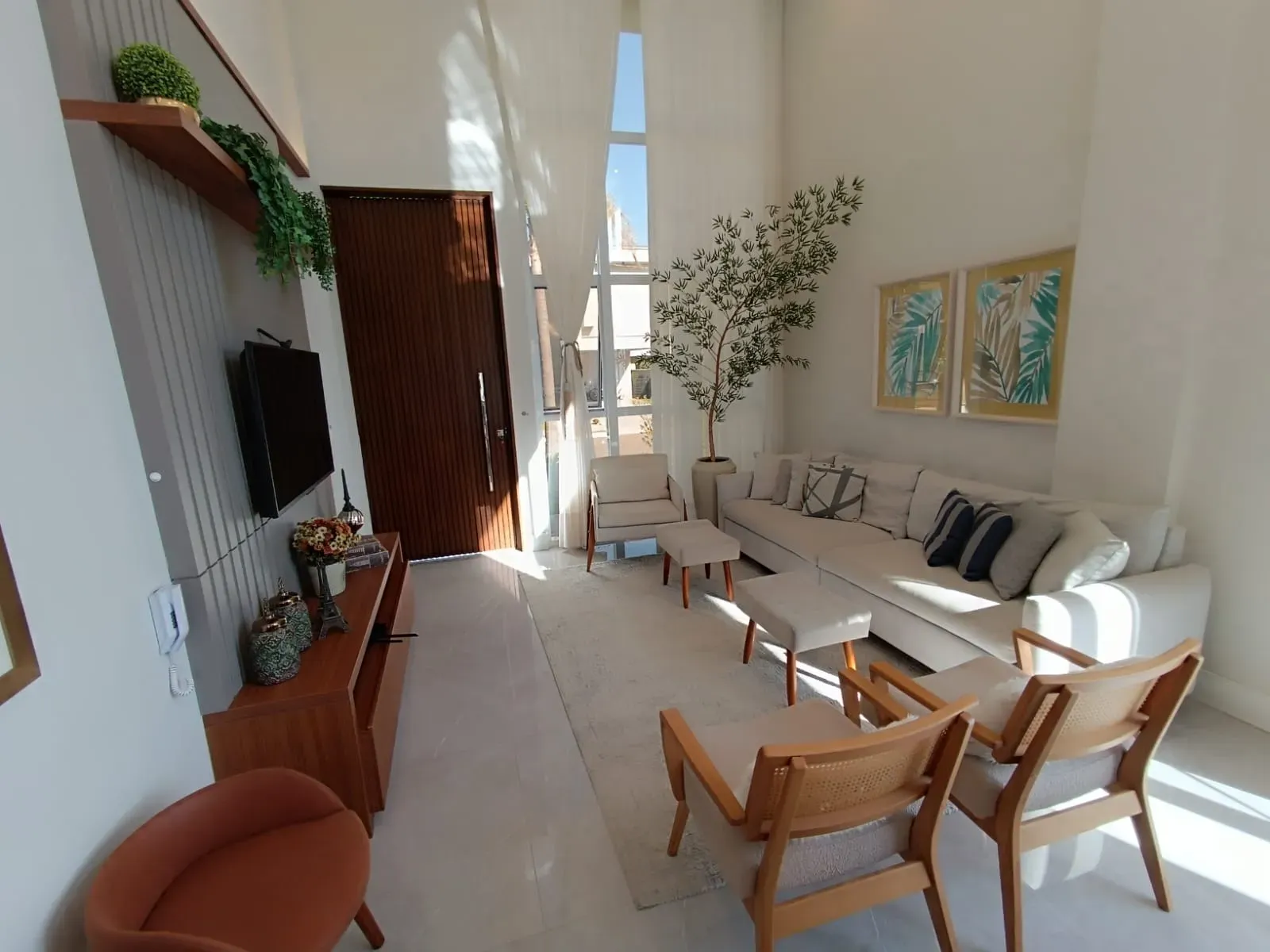 Casa com 3 dormitórios sendo 3 suítes e 3 vagas de garagem em Camboriú/SC