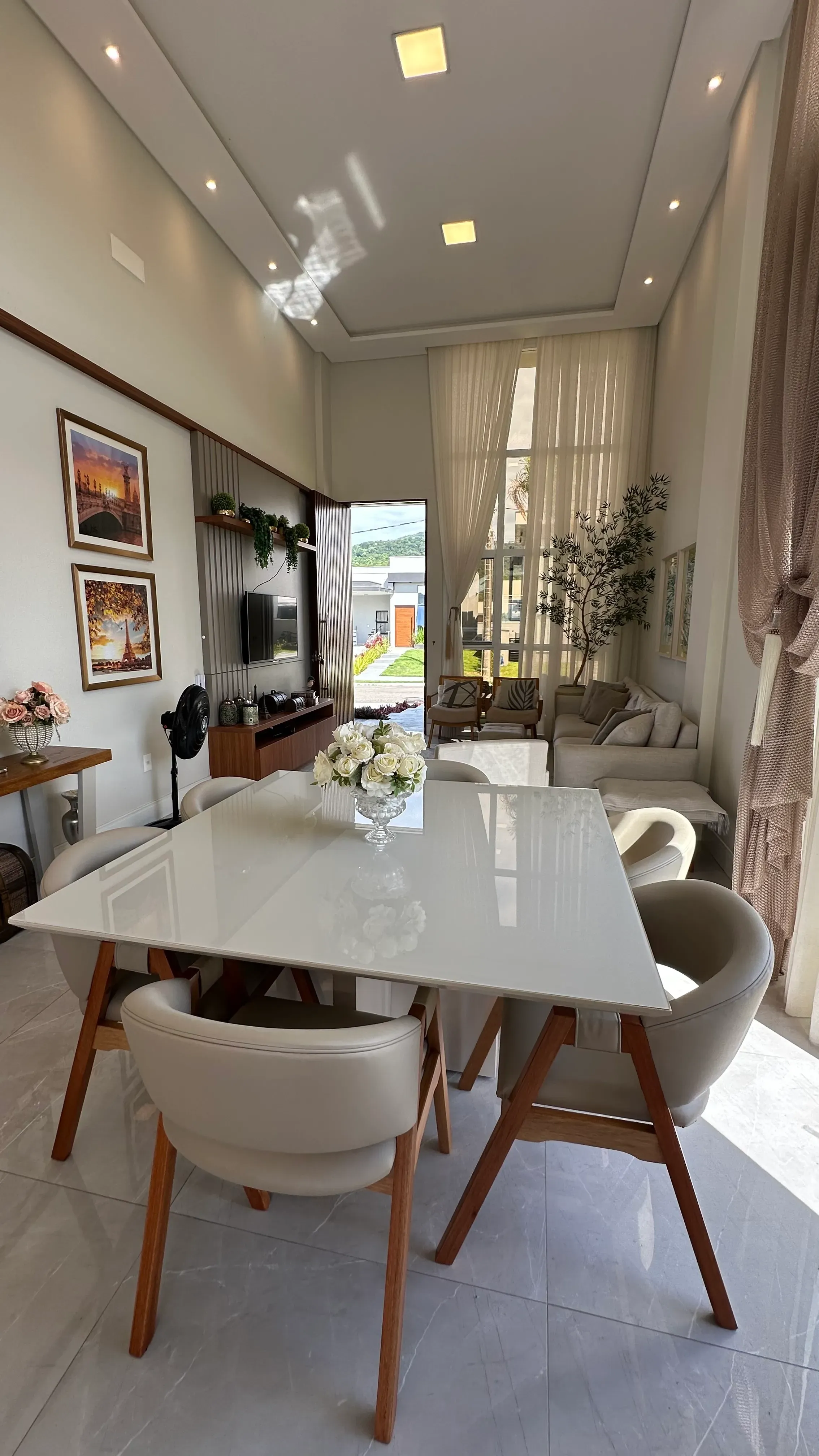 Casa com 3 dormitórios sendo 3 suítes e 3 vagas de garagem em Camboriú/SC