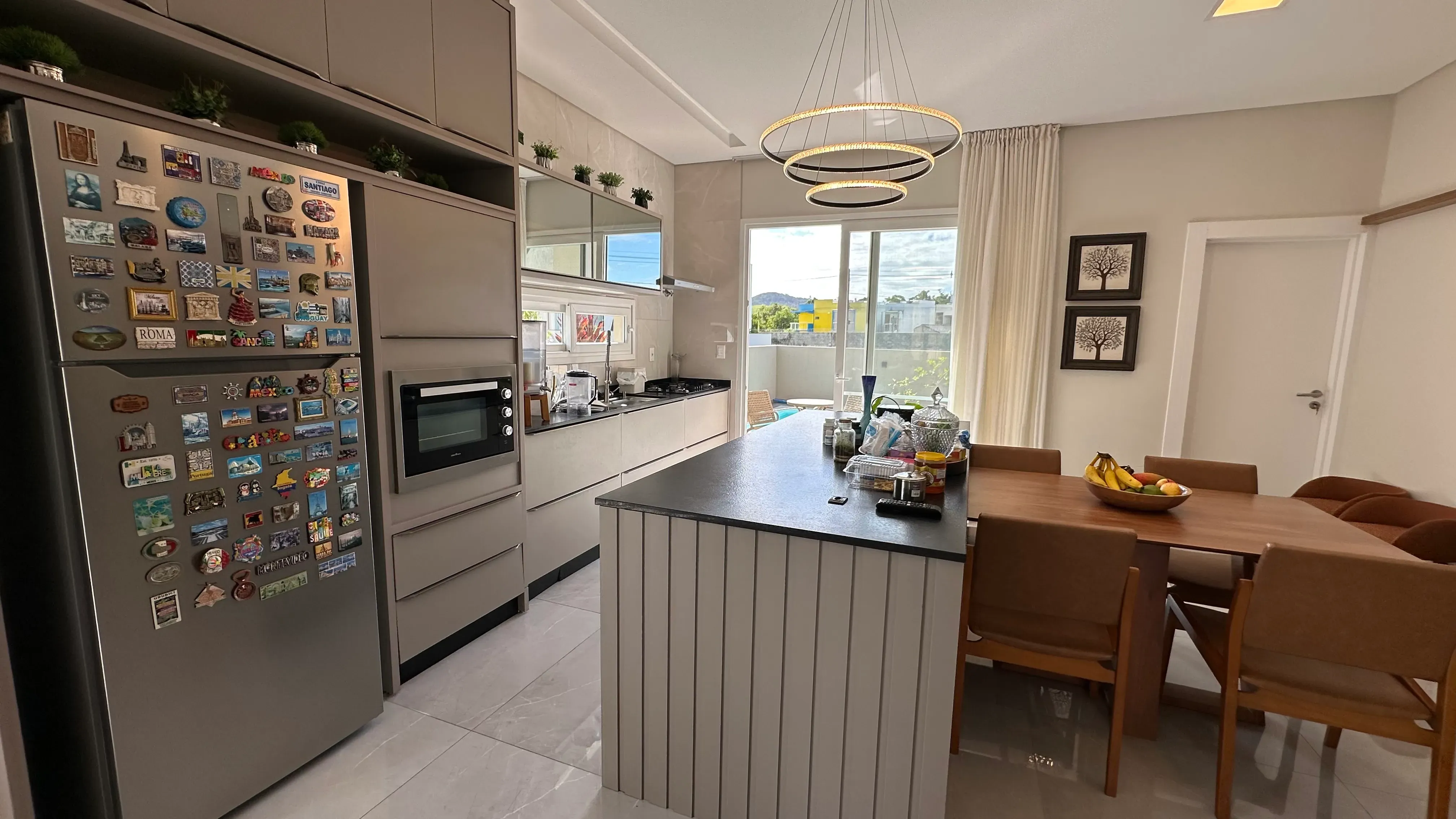 Casa com 3 dormitórios sendo 3 suítes e 3 vagas de garagem em Camboriú/SC