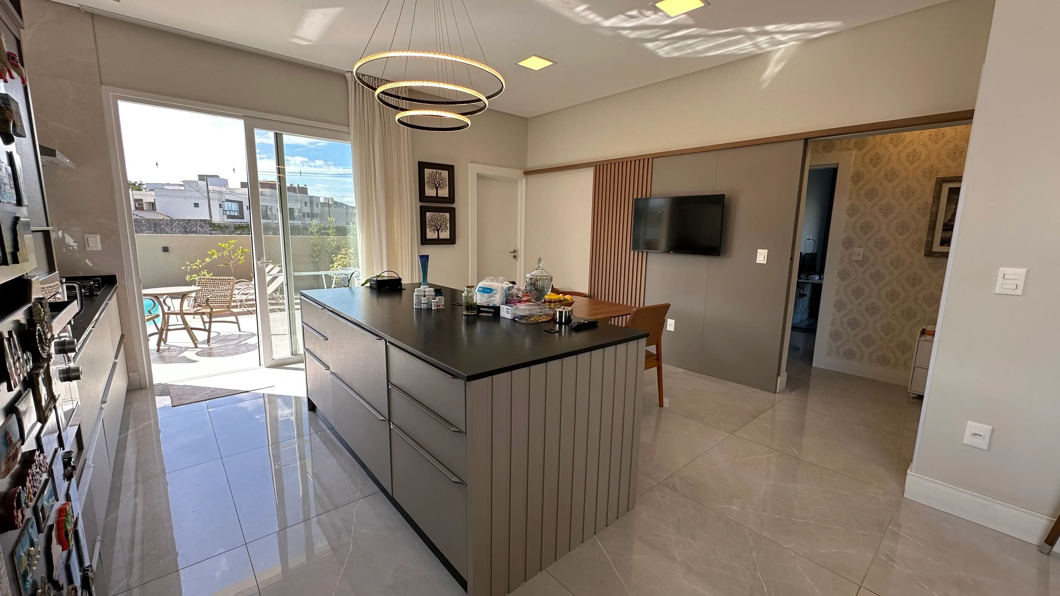 Casa com 3 dormitórios sendo 3 suítes e 3 vagas de garagem em Camboriú/SC