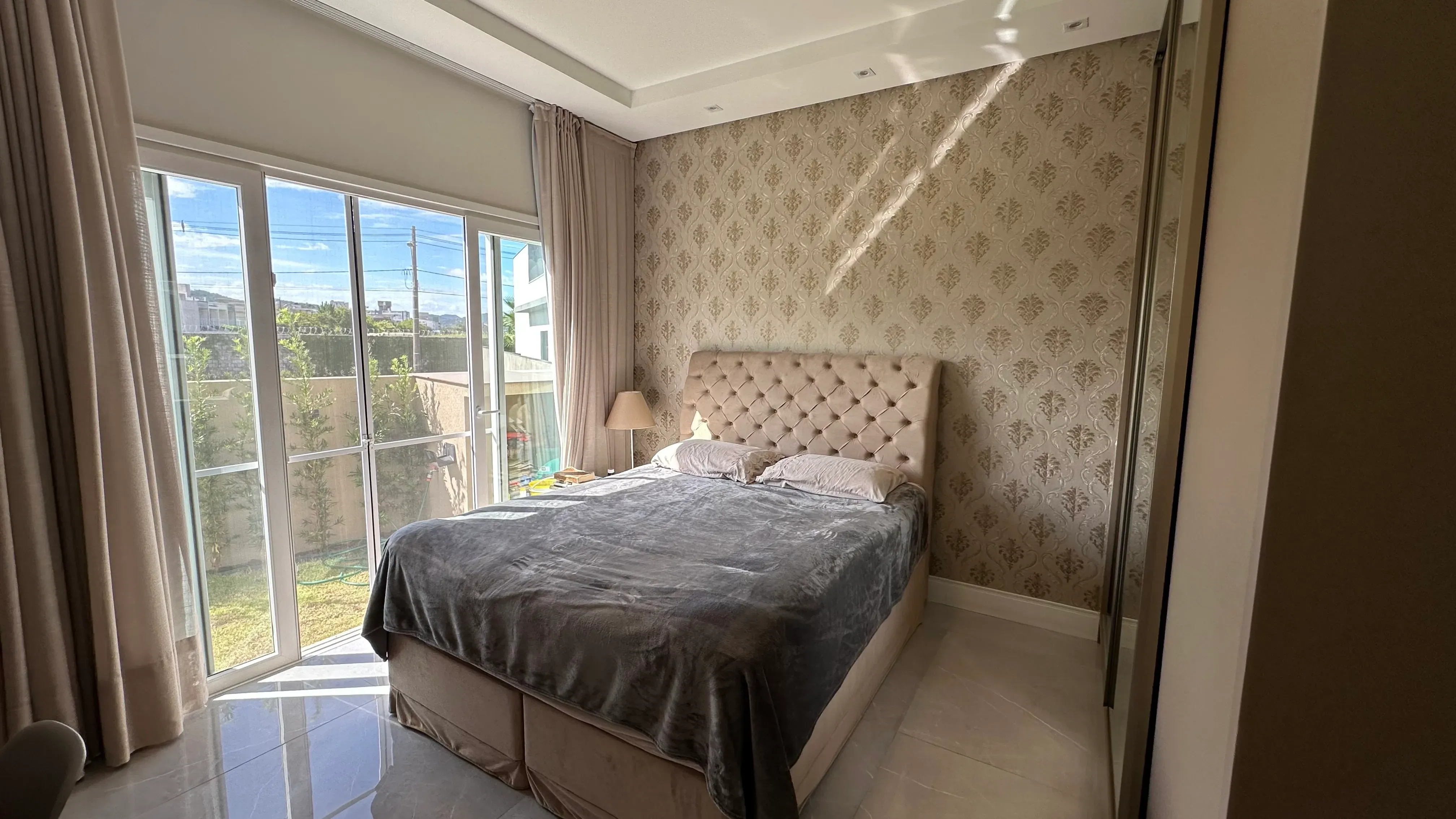 Casa com 3 dormitórios sendo 3 suítes e 3 vagas de garagem em Camboriú/SC