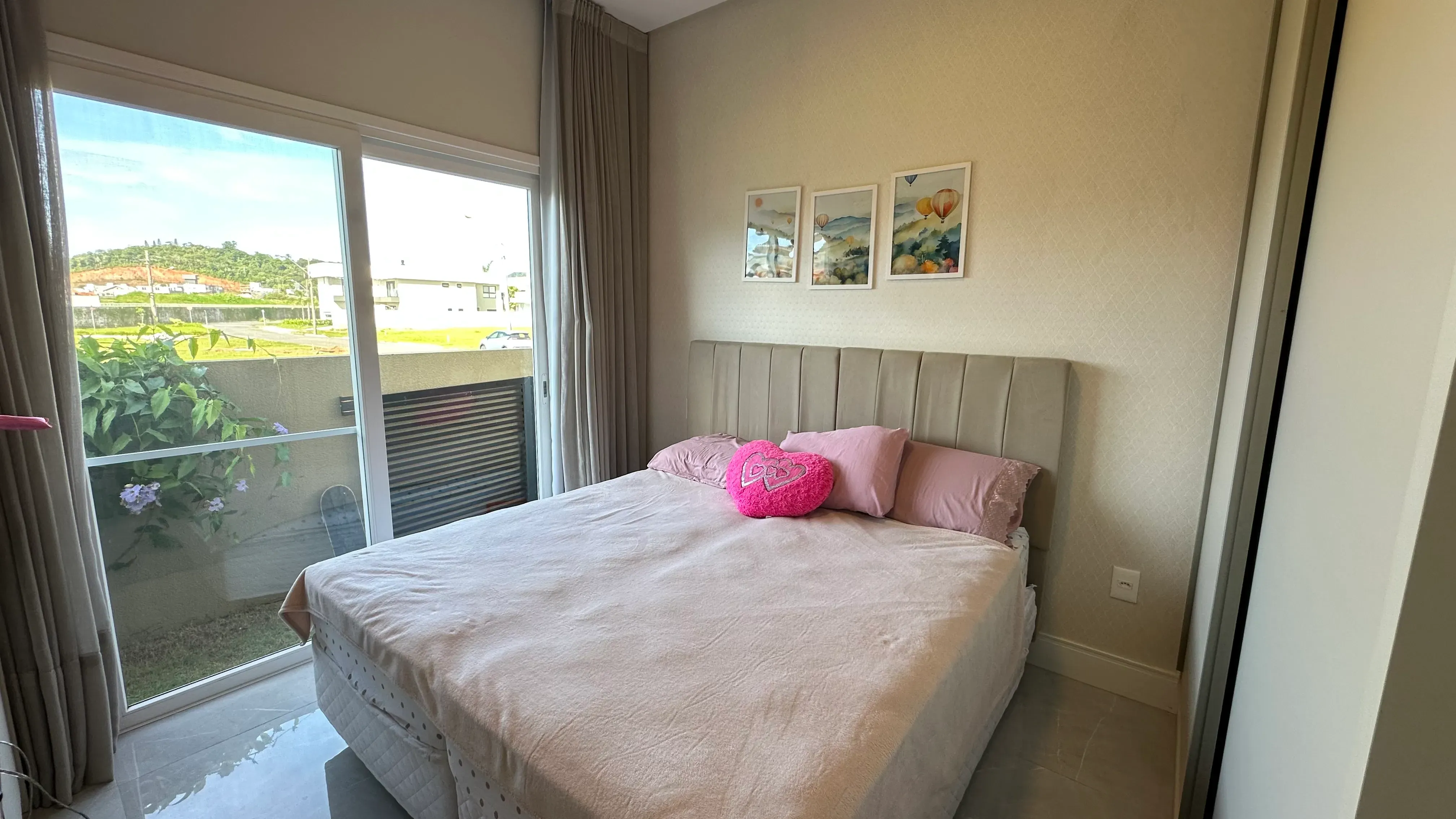 Casa com 3 dormitórios sendo 3 suítes e 3 vagas de garagem em Camboriú/SC