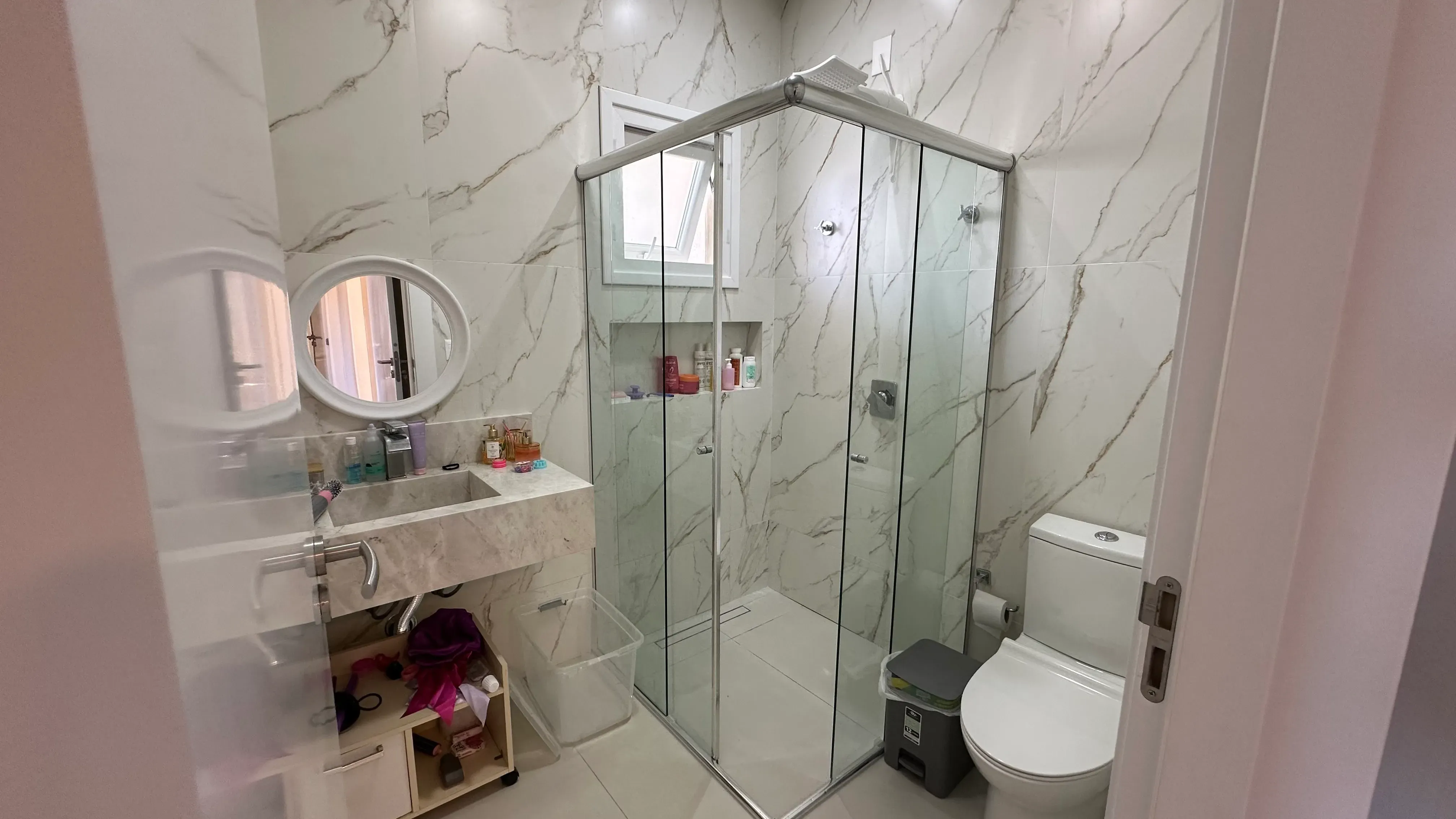 Casa com 3 dormitórios sendo 3 suítes e 3 vagas de garagem em Camboriú/SC