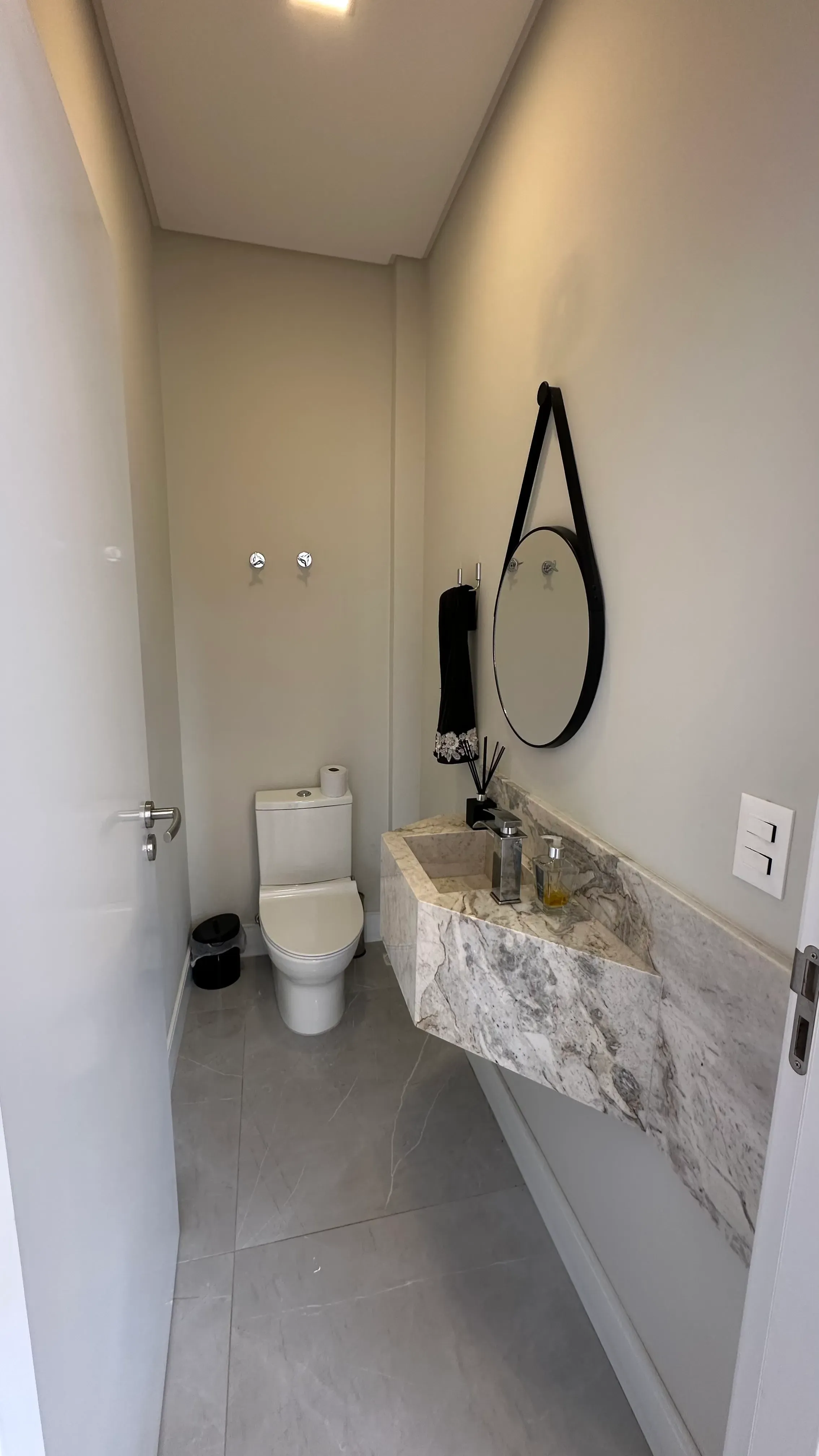 Casa com 3 dormitórios sendo 3 suítes e 3 vagas de garagem em Camboriú/SC