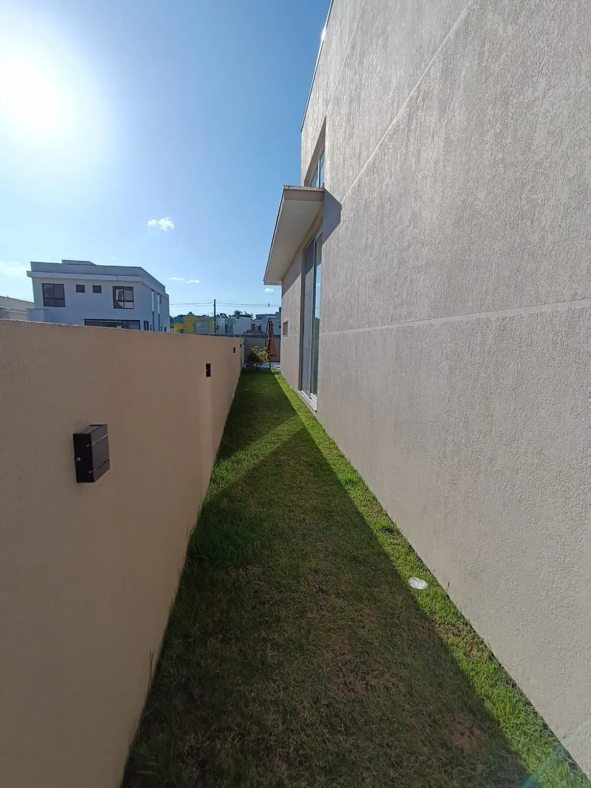 Casa com 3 dormitórios sendo 3 suítes e 3 vagas de garagem em Camboriú/SC