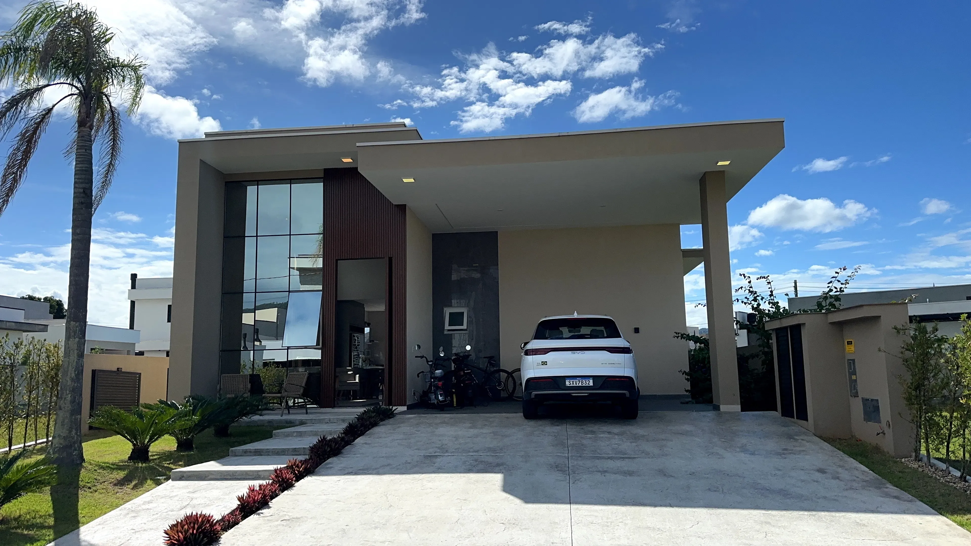 Casa com 3 dormitórios sendo 3 suítes e 3 vagas de garagem em Camboriú/SC