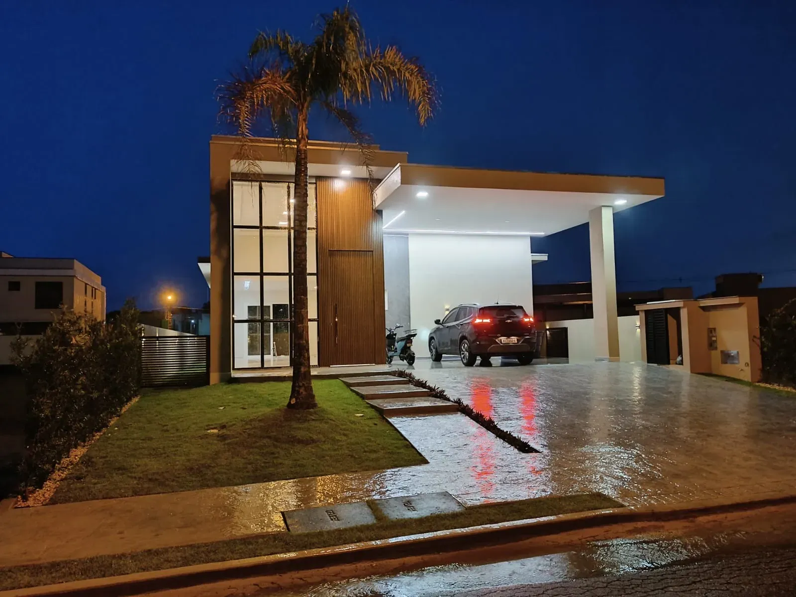 Casa com 3 dormitórios sendo 3 suítes e 3 vagas de garagem em Camboriú/SC
