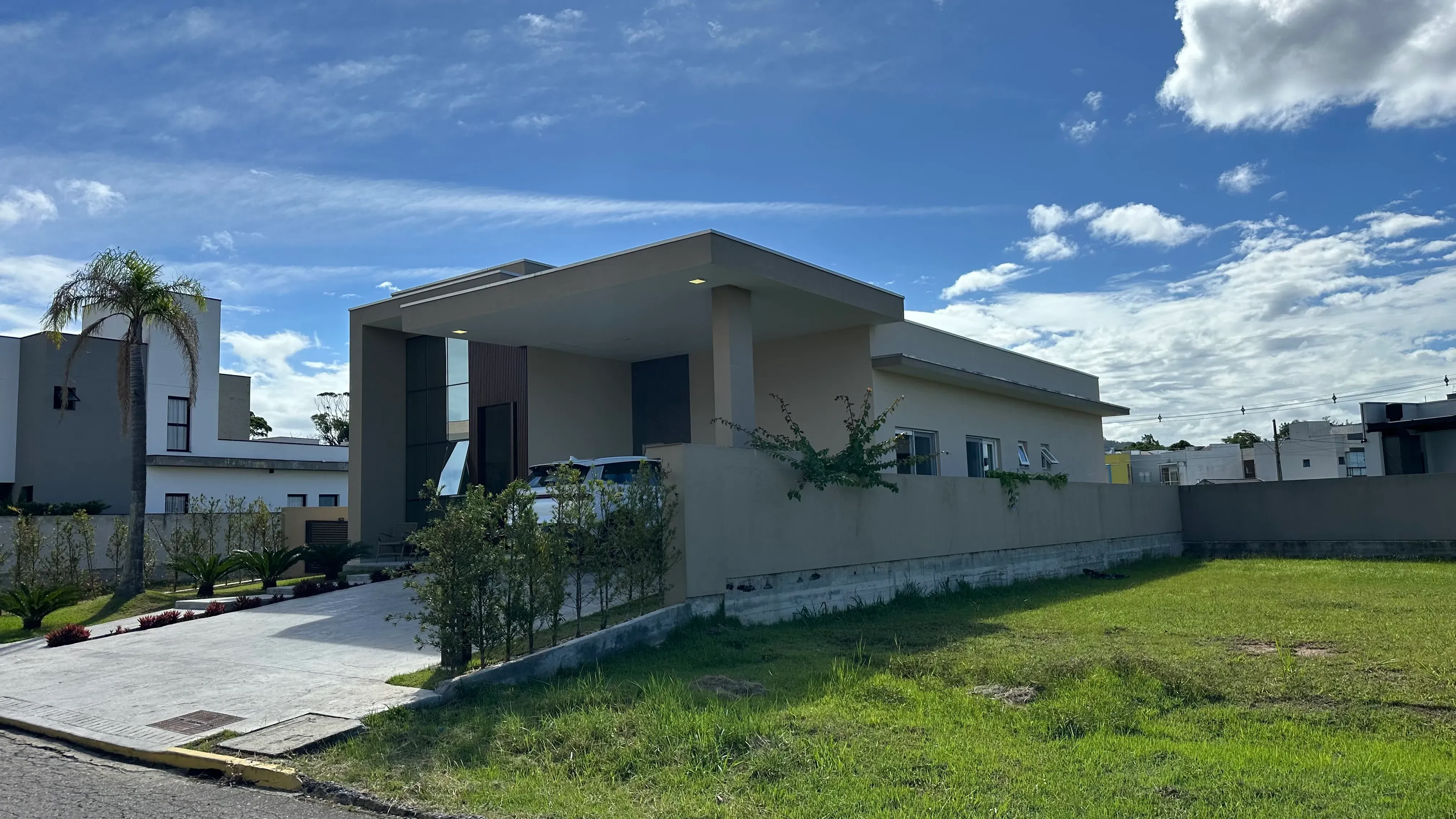 Casa com 3 dormitórios sendo 3 suítes e 3 vagas de garagem em Camboriú/SC