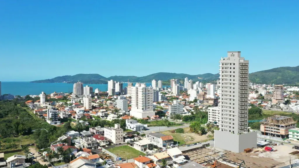 Apartamento com 3 dormitórios sendo 3 suítes e 2 vagas de garagem em Porto Belo/SC