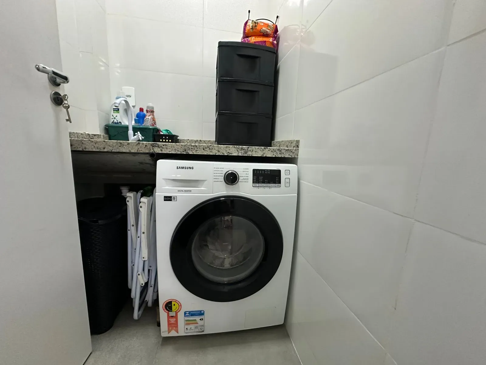 Apartamento com 2 dormitórios sendo 1 suíte e 1 vaga de garagem em Navegantes/SC
