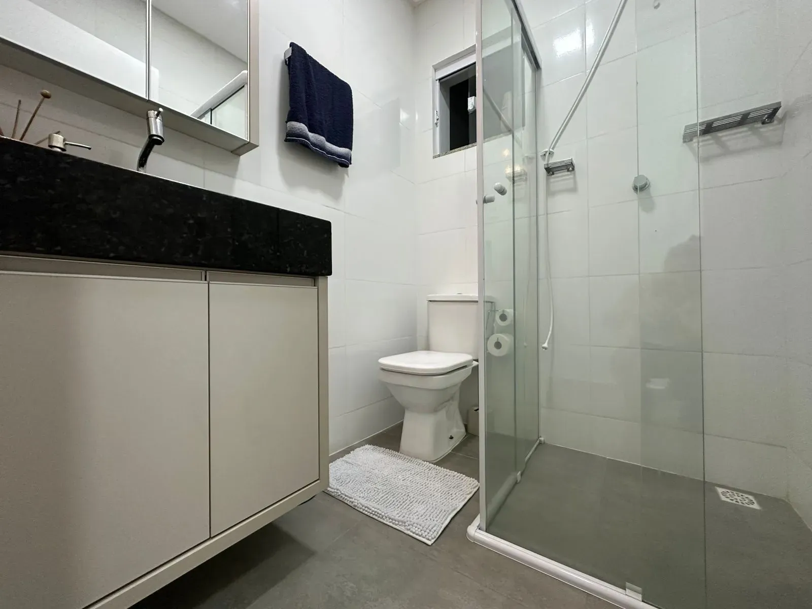 Apartamento com 2 dormitórios sendo 1 suíte e 1 vaga de garagem em Navegantes/SC