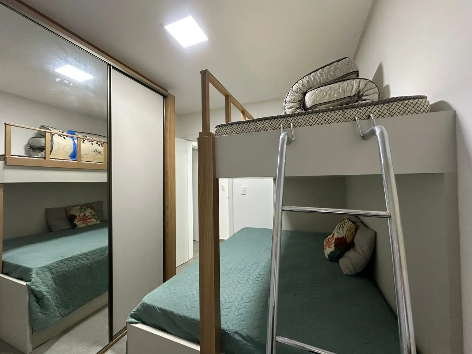 Apartamento com 2 dormitórios sendo 1 suíte e 1 vaga de garagem em Navegantes/SC