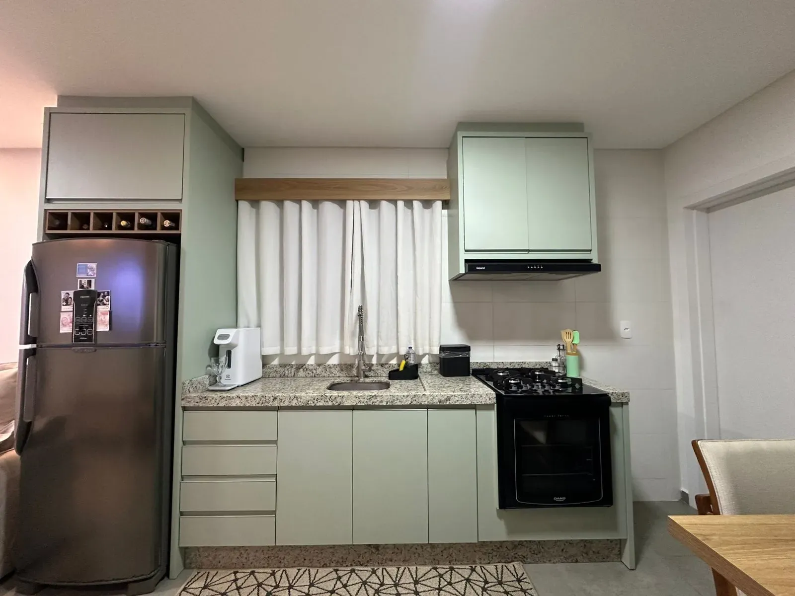Apartamento com 2 dormitórios sendo 1 suíte e 1 vaga de garagem em Navegantes/SC