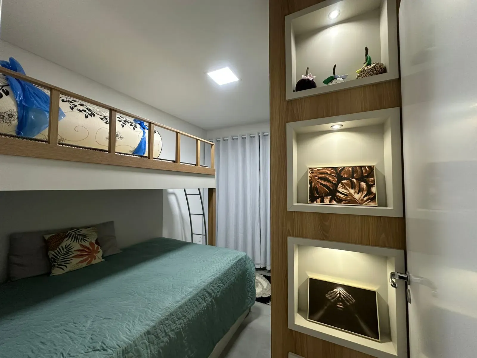 Apartamento com 2 dormitórios sendo 1 suíte e 1 vaga de garagem em Navegantes/SC