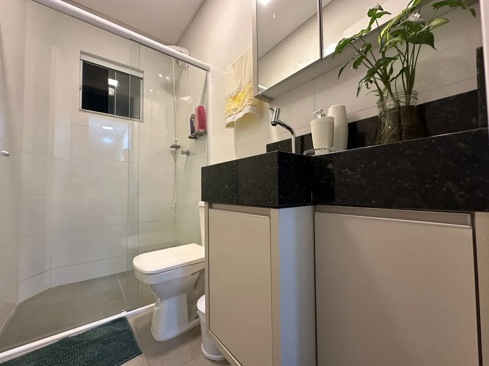 Apartamento com 2 dormitórios sendo 1 suíte e 1 vaga de garagem em Navegantes/SC