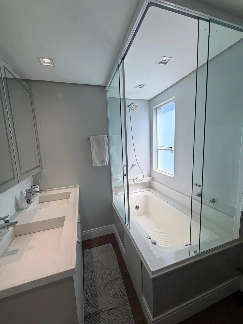 Apartamento com 3 dormitórios sendo 3 suítes e 3 vagas de garagem em Balneário Camboriú/SC