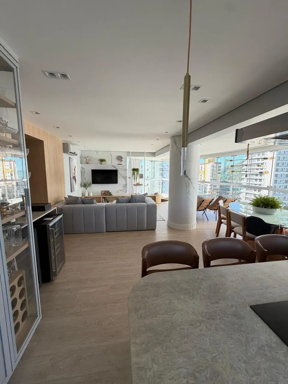 Apartamento com 3 dormitórios sendo 3 suítes e 3 vagas de garagem em Balneário Camboriú/SC