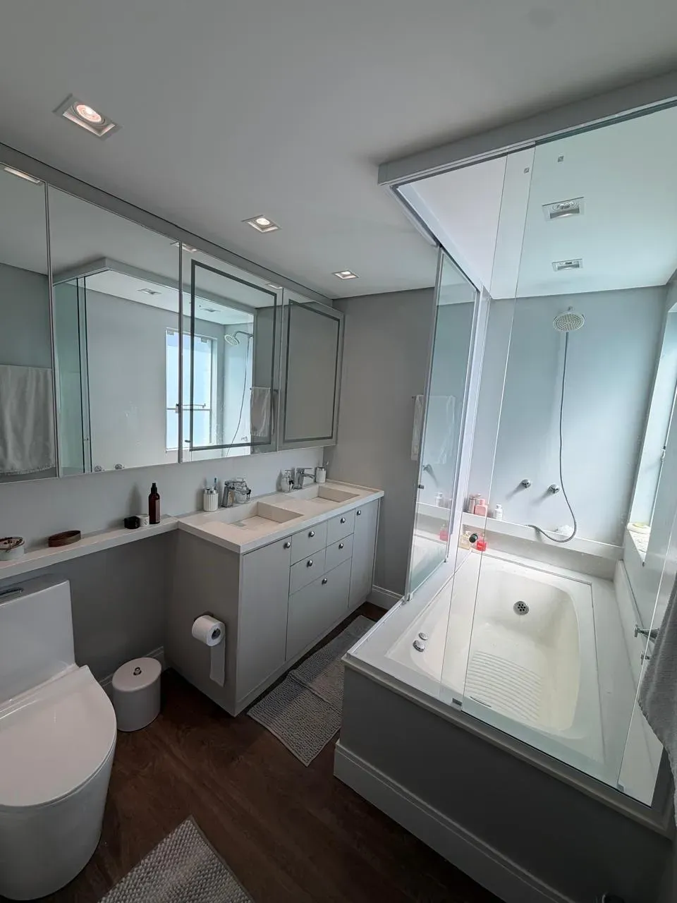 Apartamento com 3 dormitórios sendo 3 suítes e 3 vagas de garagem em Balneário Camboriú/SC