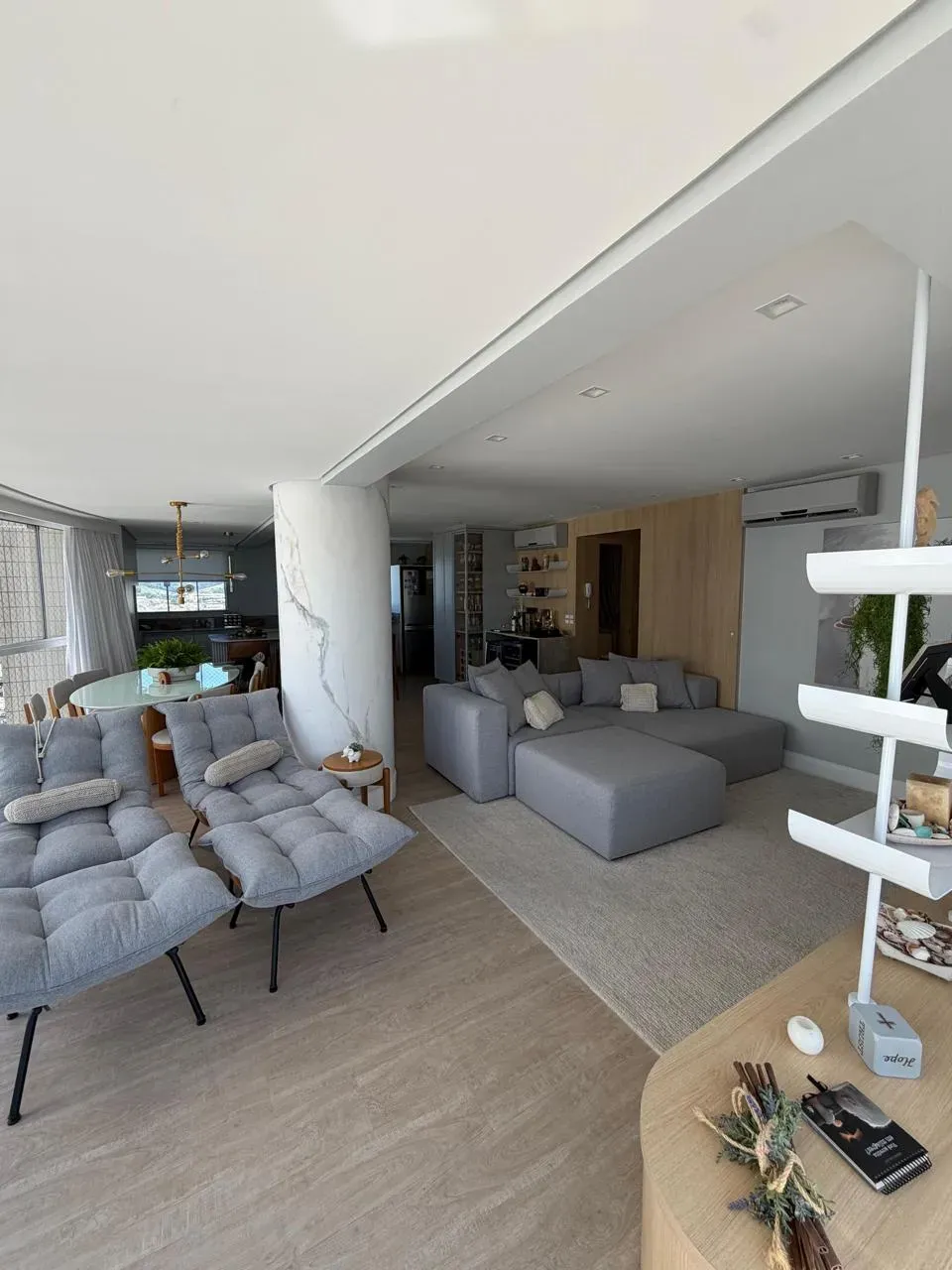 Apartamento com 3 dormitórios sendo 3 suítes e 3 vagas de garagem em Balneário Camboriú/SC