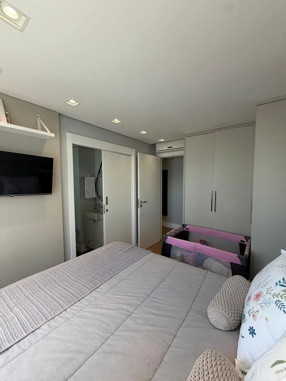 Apartamento com 3 dormitórios sendo 3 suítes e 3 vagas de garagem em Balneário Camboriú/SC