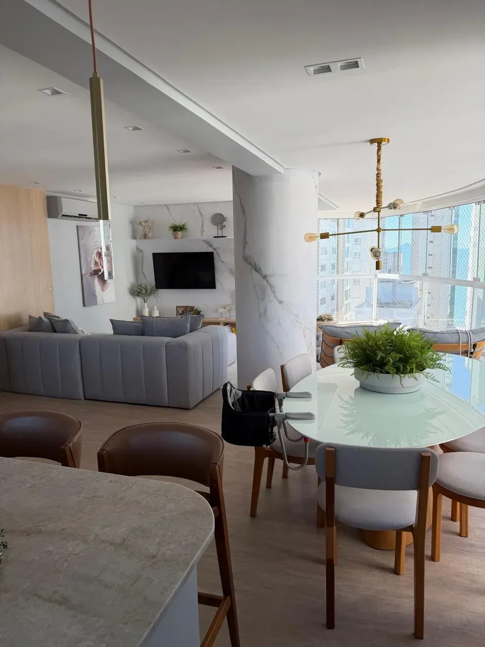 Apartamento com 3 dormitórios sendo 3 suítes e 3 vagas de garagem em Balneário Camboriú/SC