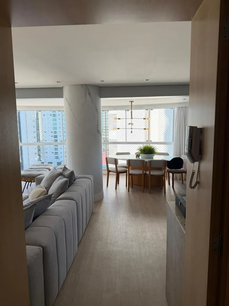 Apartamento com 3 dormitórios sendo 3 suítes e 3 vagas de garagem em Balneário Camboriú/SC