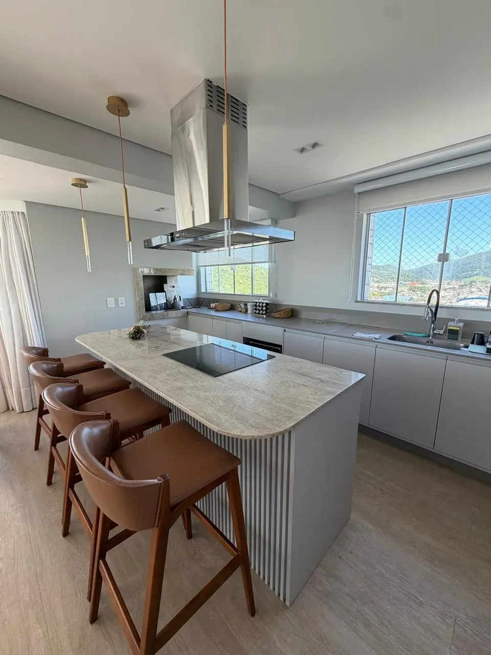 Apartamento com 3 dormitórios sendo 3 suítes e 3 vagas de garagem em Balneário Camboriú/SC