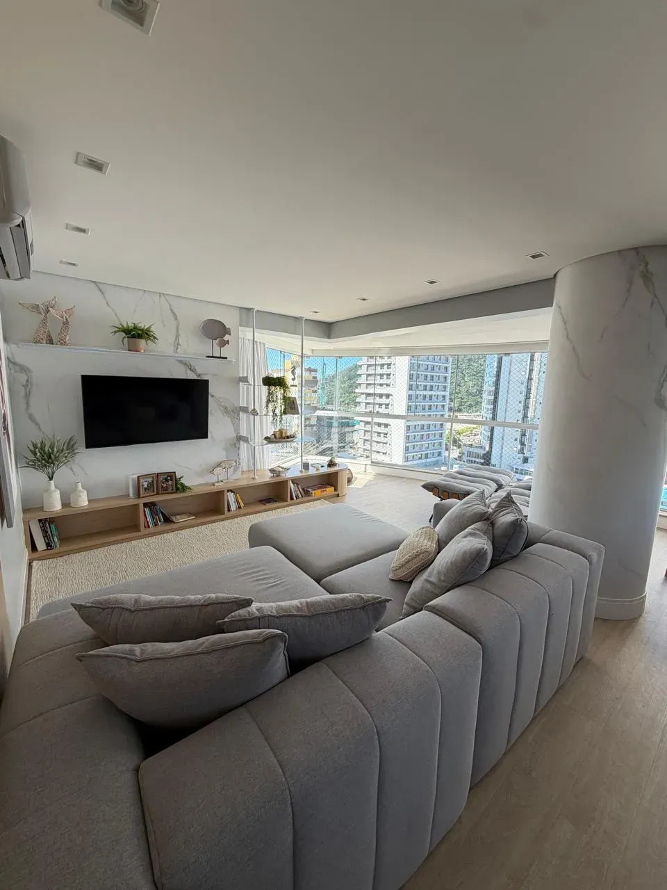 Apartamento com 3 dormitórios sendo 3 suítes e 3 vagas de garagem em Balneário Camboriú/SC