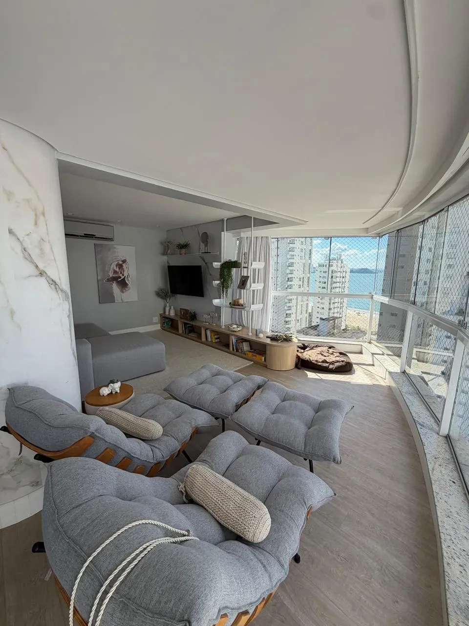 Apartamento com 3 dormitórios sendo 3 suítes e 3 vagas de garagem em Balneário Camboriú/SC