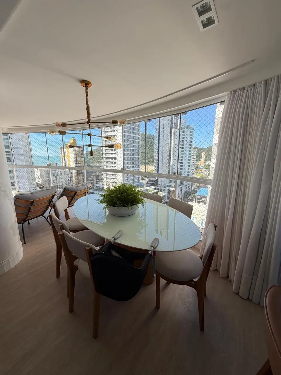 Apartamento com 3 dormitórios sendo 3 suítes e 3 vagas de garagem em Balneário Camboriú/SC