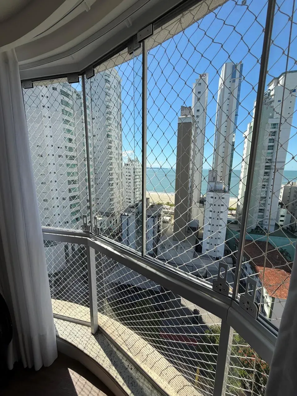 Apartamento com 3 dormitórios sendo 3 suítes e 3 vagas de garagem em Balneário Camboriú/SC