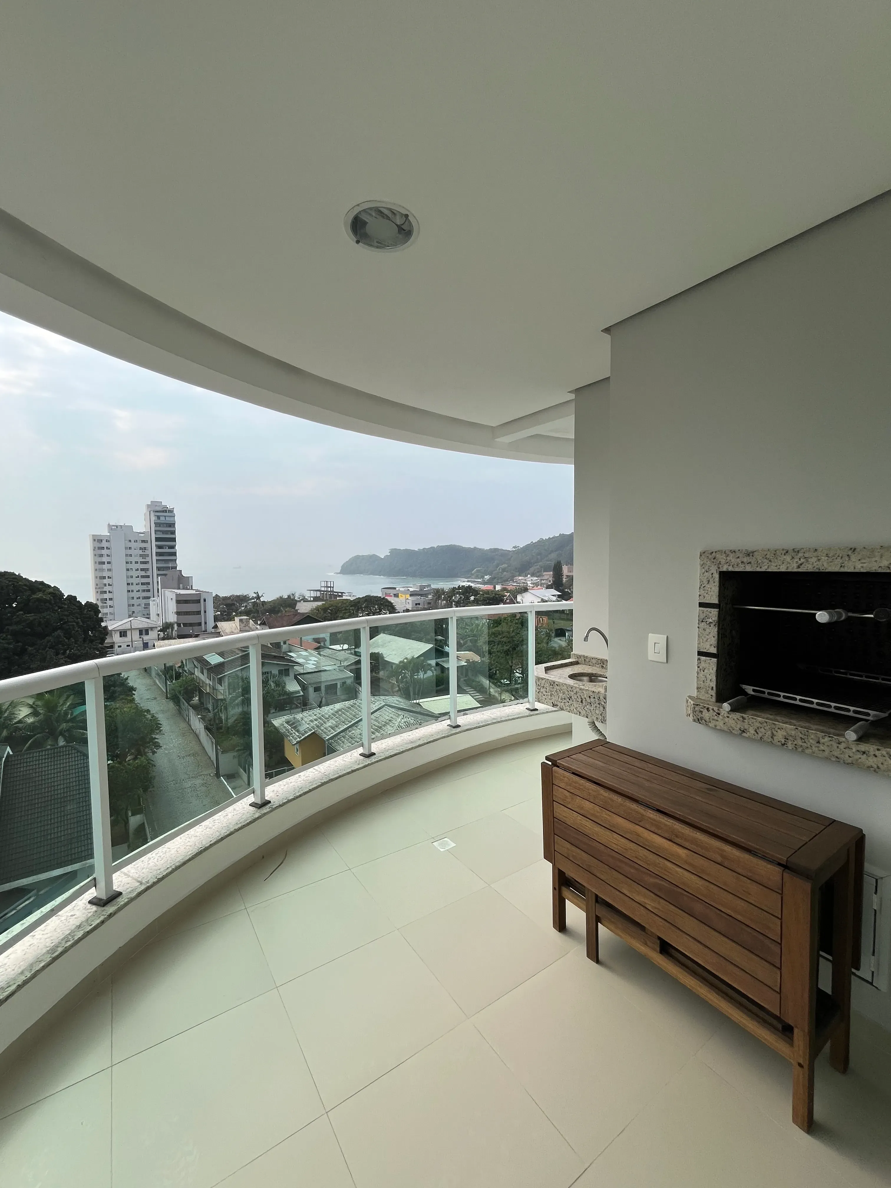 Apartamento com 3 dormitórios sendo 3 suítes e 2 vagas de garagem em Itajaí/SC