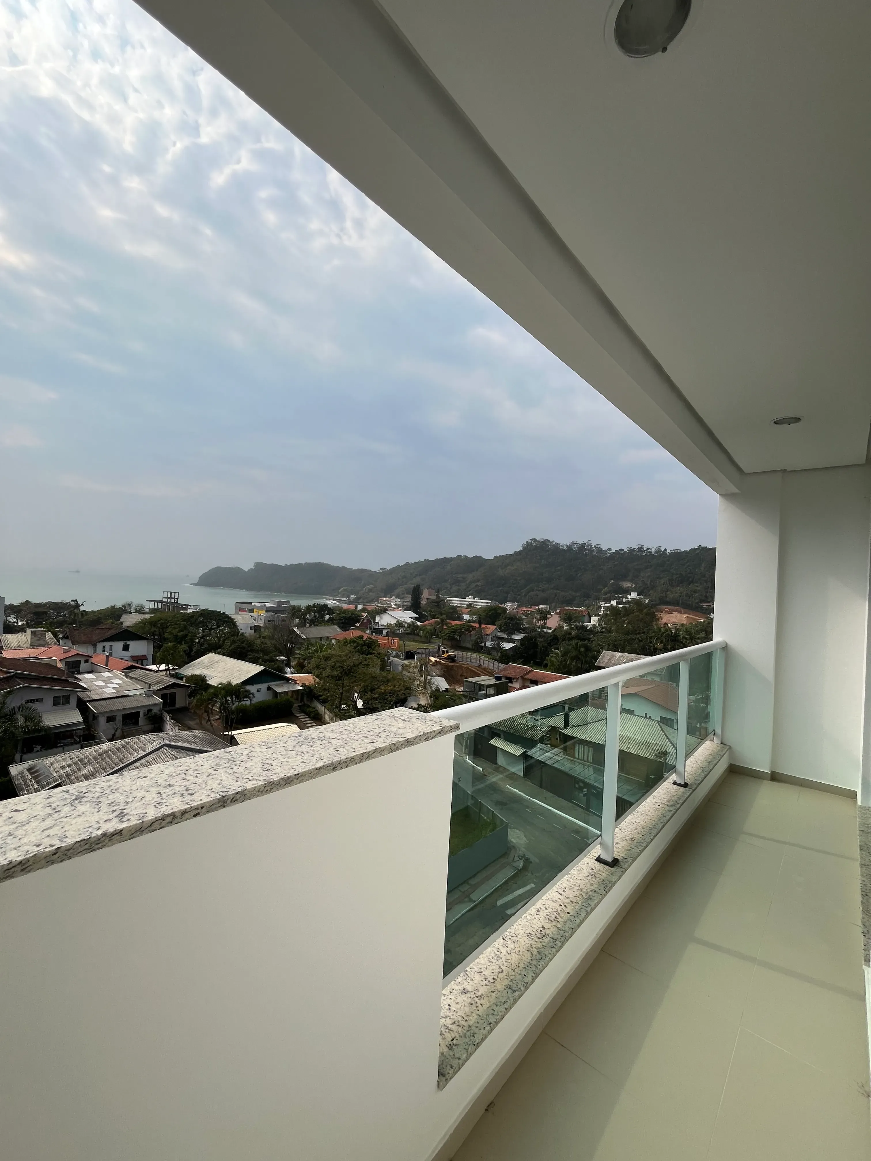 Apartamento com 3 dormitórios sendo 3 suítes e 2 vagas de garagem em Itajaí/SC