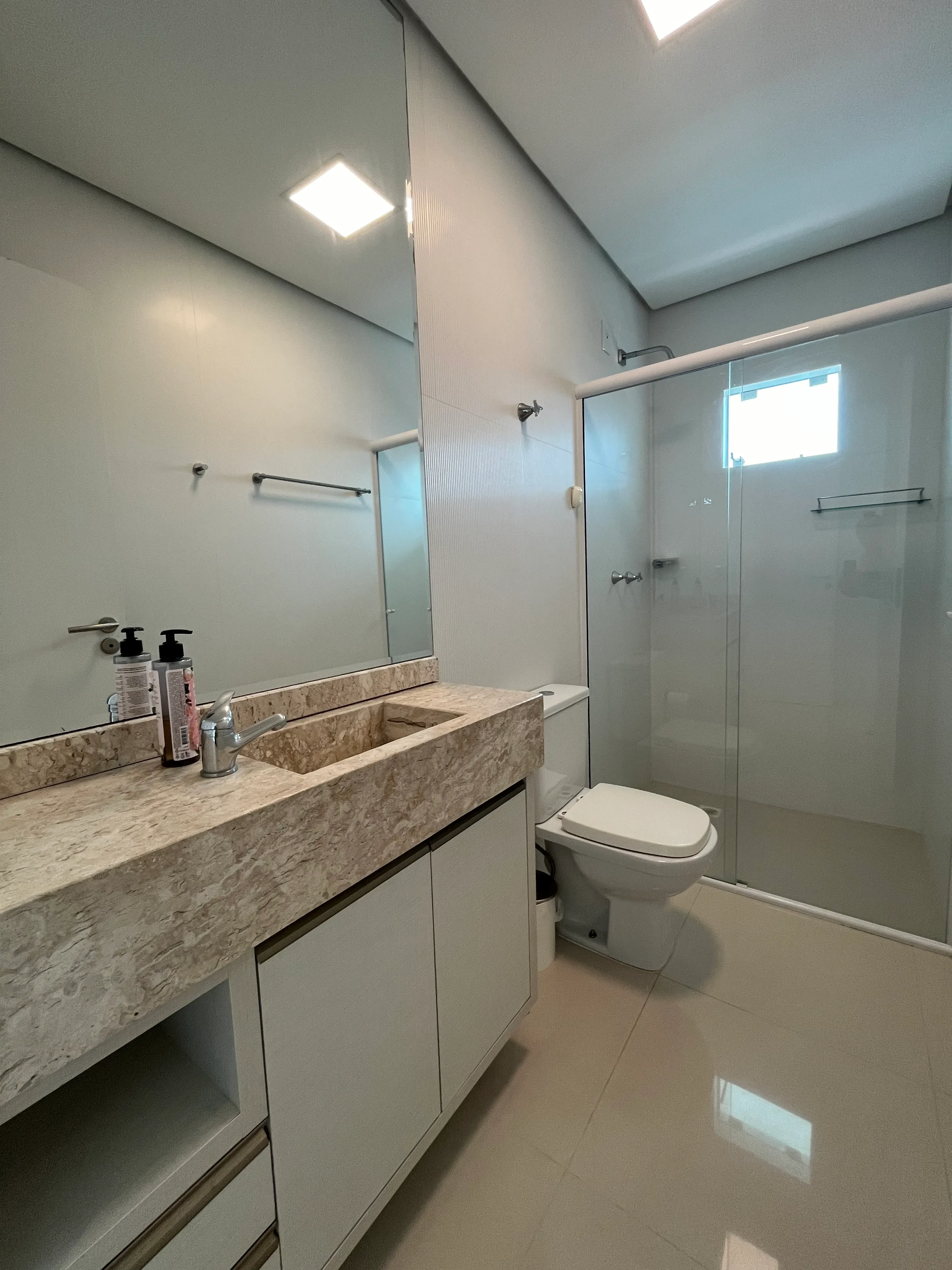 Apartamento com 3 dormitórios sendo 3 suítes e 2 vagas de garagem em Itajaí/SC