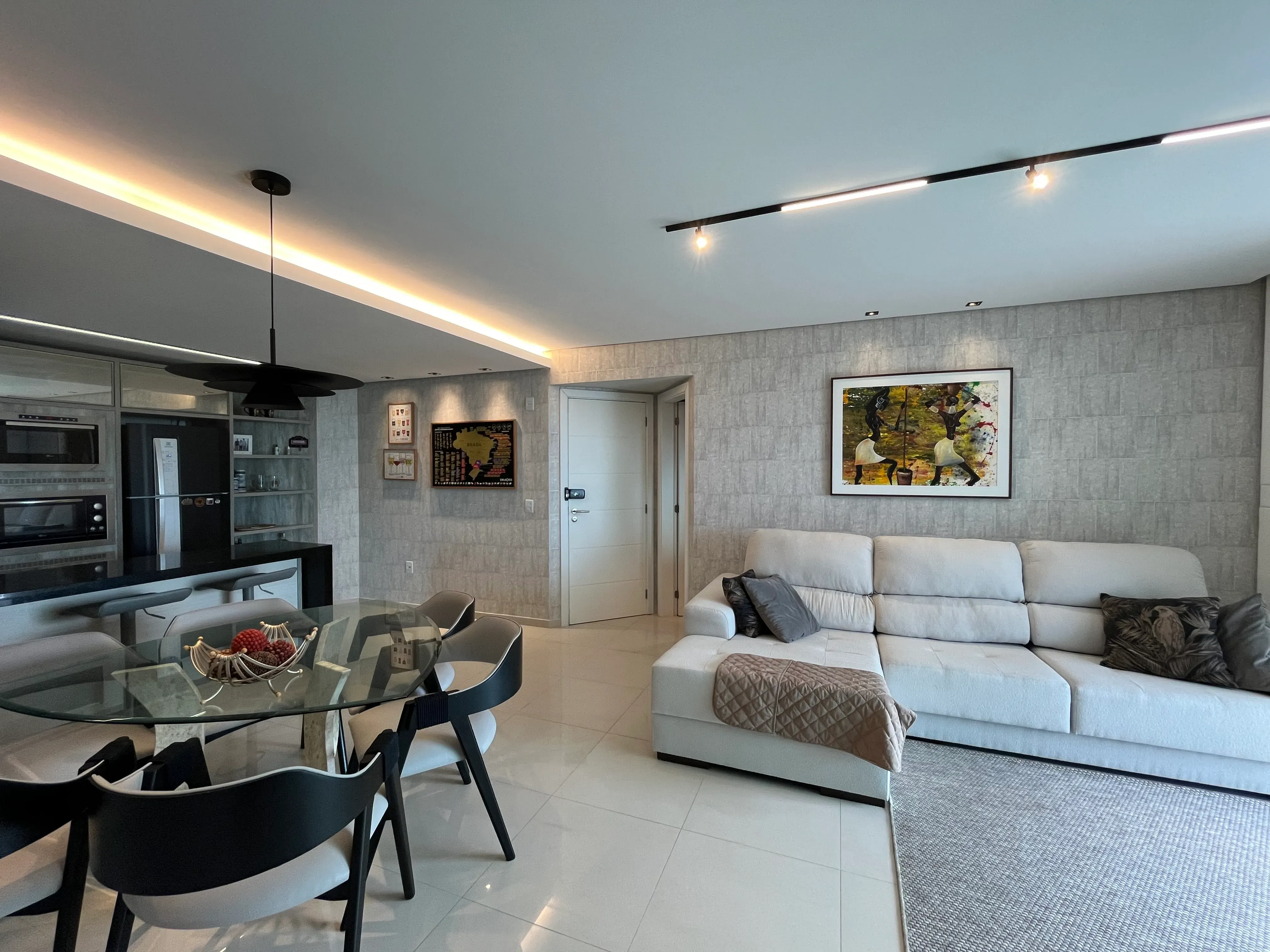 Apartamento com 3 dormitórios sendo 3 suítes e 2 vagas de garagem em Itajaí/SC