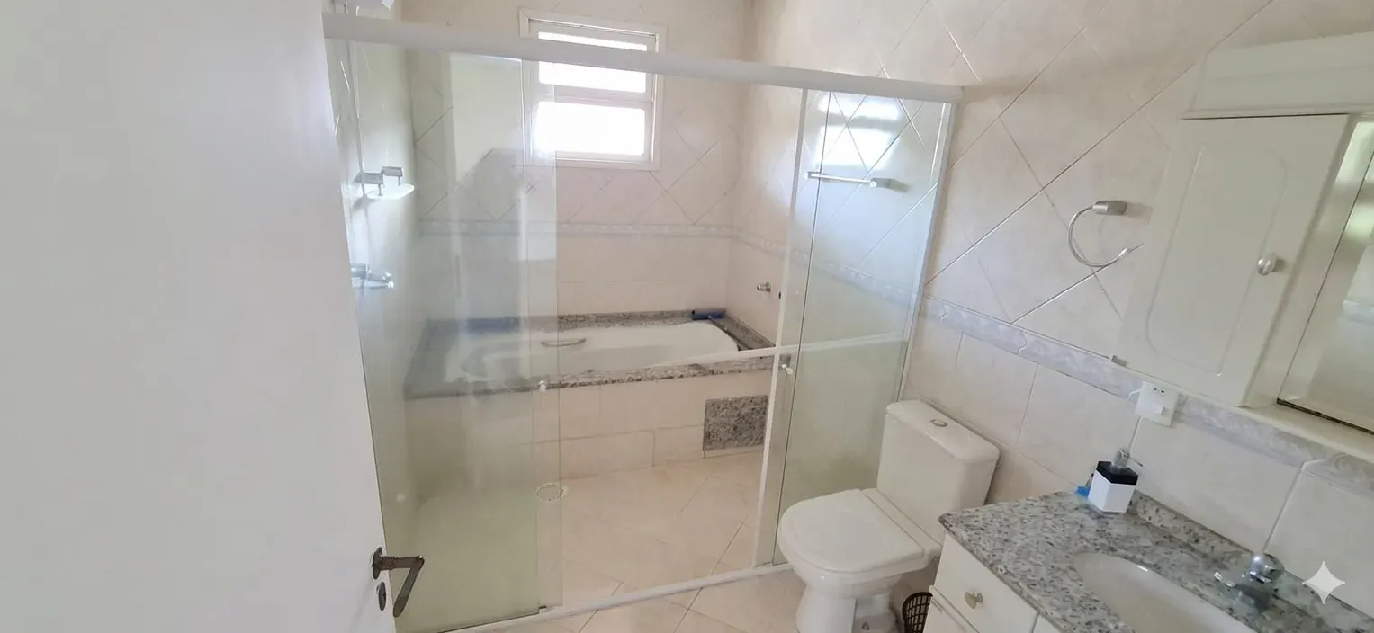 Casa com 4 dormitórios sendo 1 suíte e 2 vagas de garagem em Florianópolis/SC