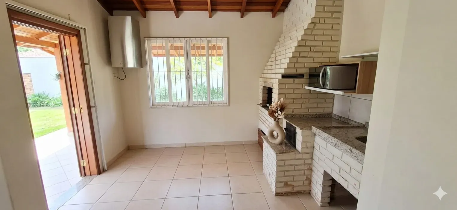 Casa com 4 dormitórios sendo 1 suíte e 2 vagas de garagem em Florianópolis/SC