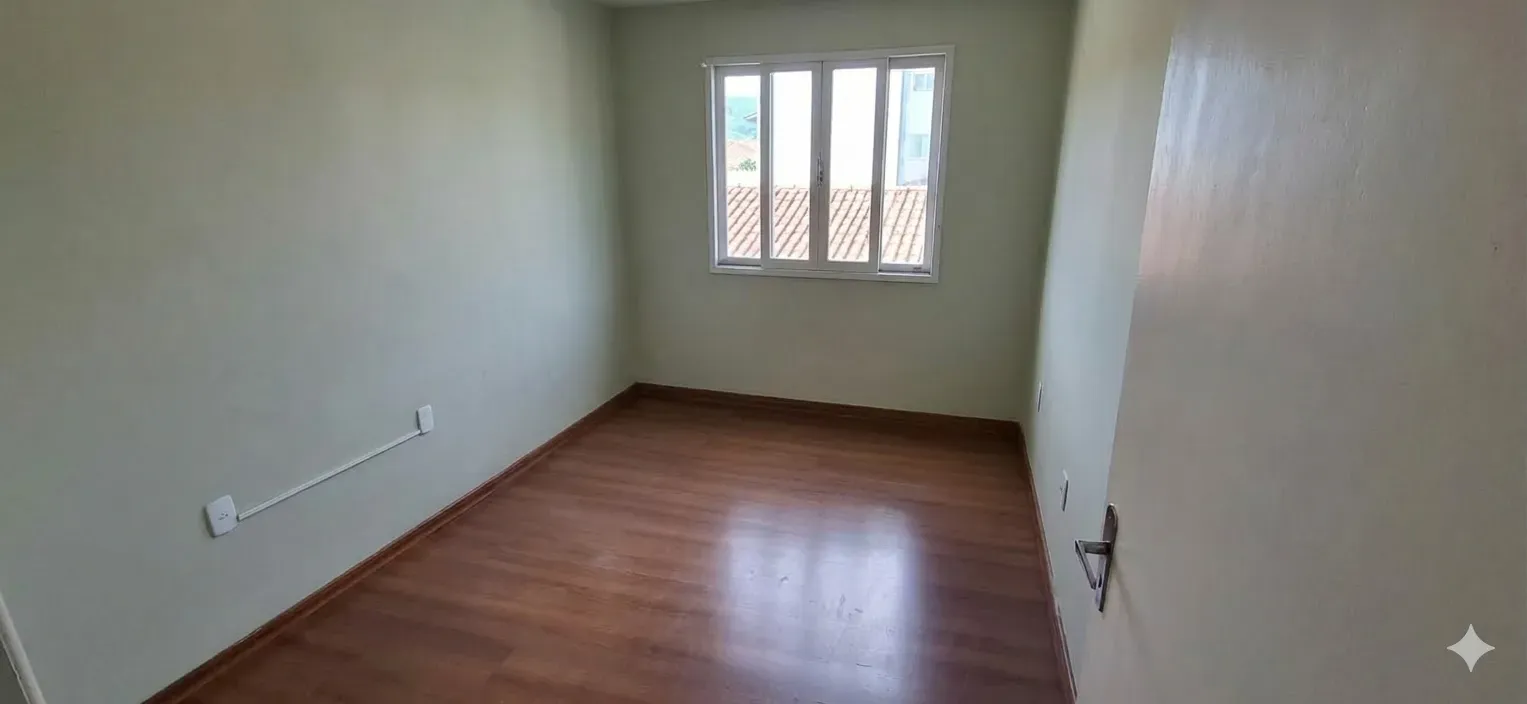 Casa com 4 dormitórios sendo 1 suíte e 2 vagas de garagem em Florianópolis/SC