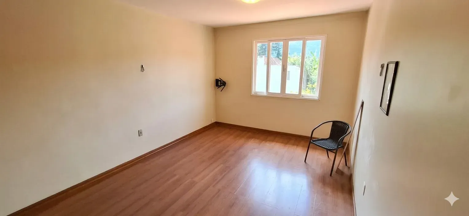 Casa com 4 dormitórios sendo 1 suíte e 2 vagas de garagem em Florianópolis/SC