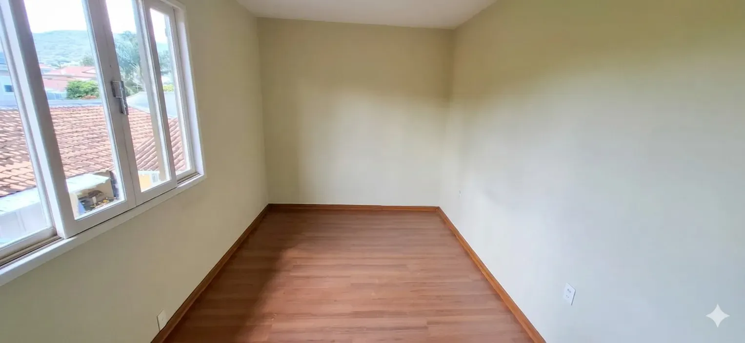 Casa com 4 dormitórios sendo 1 suíte e 2 vagas de garagem em Florianópolis/SC