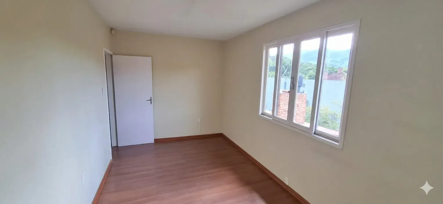 Casa com 4 dormitórios sendo 1 suíte e 2 vagas de garagem em Florianópolis/SC