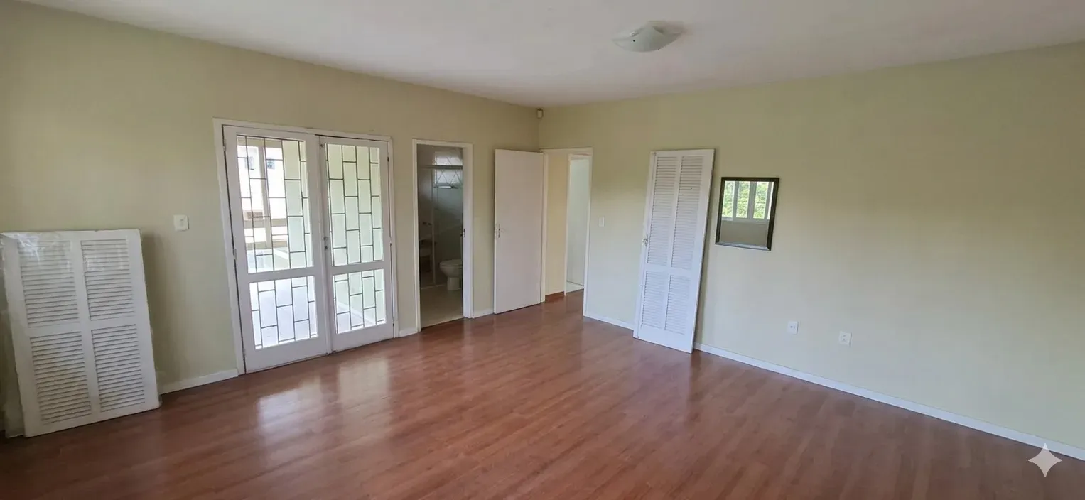 Casa com 4 dormitórios sendo 1 suíte e 2 vagas de garagem em Florianópolis/SC