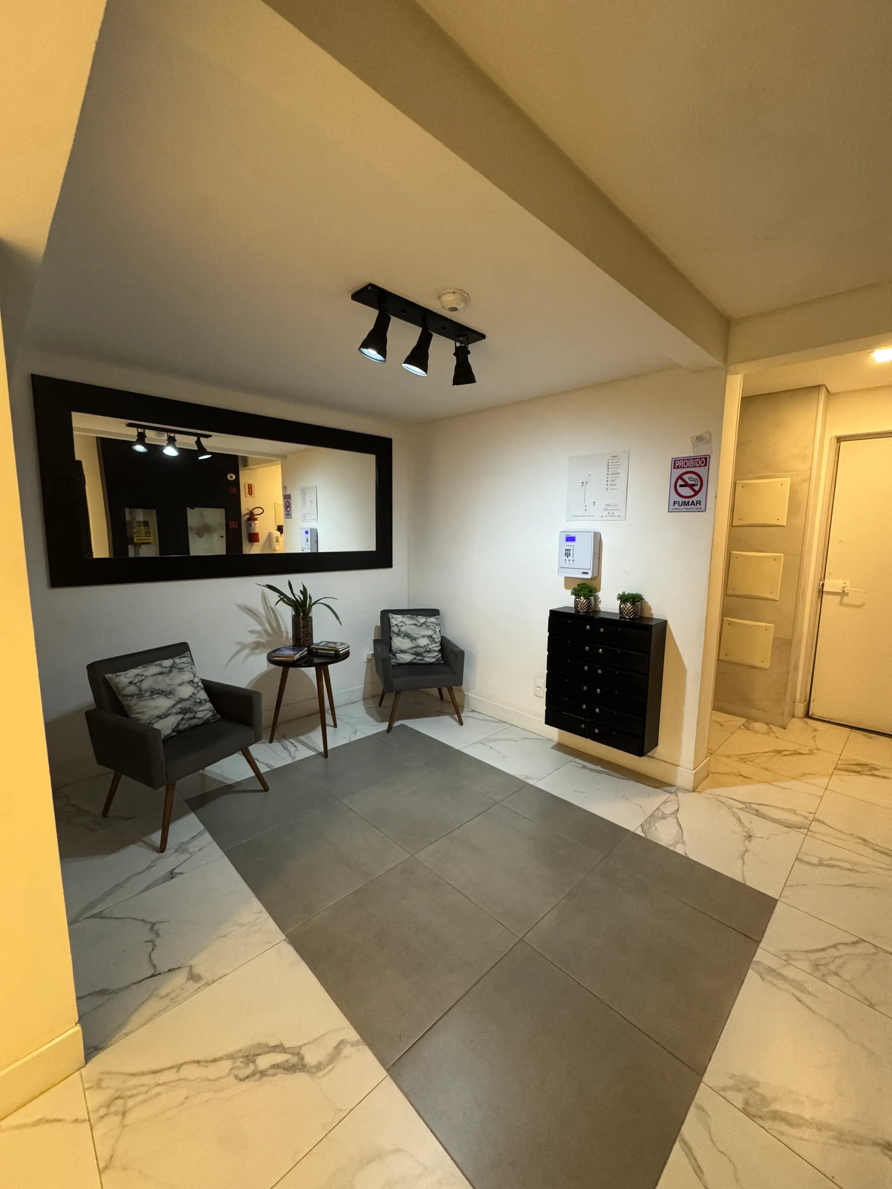 Apartamento com 2 dormitórios sendo 1 suíte e 1 vaga de garagem em Itajaí/SC