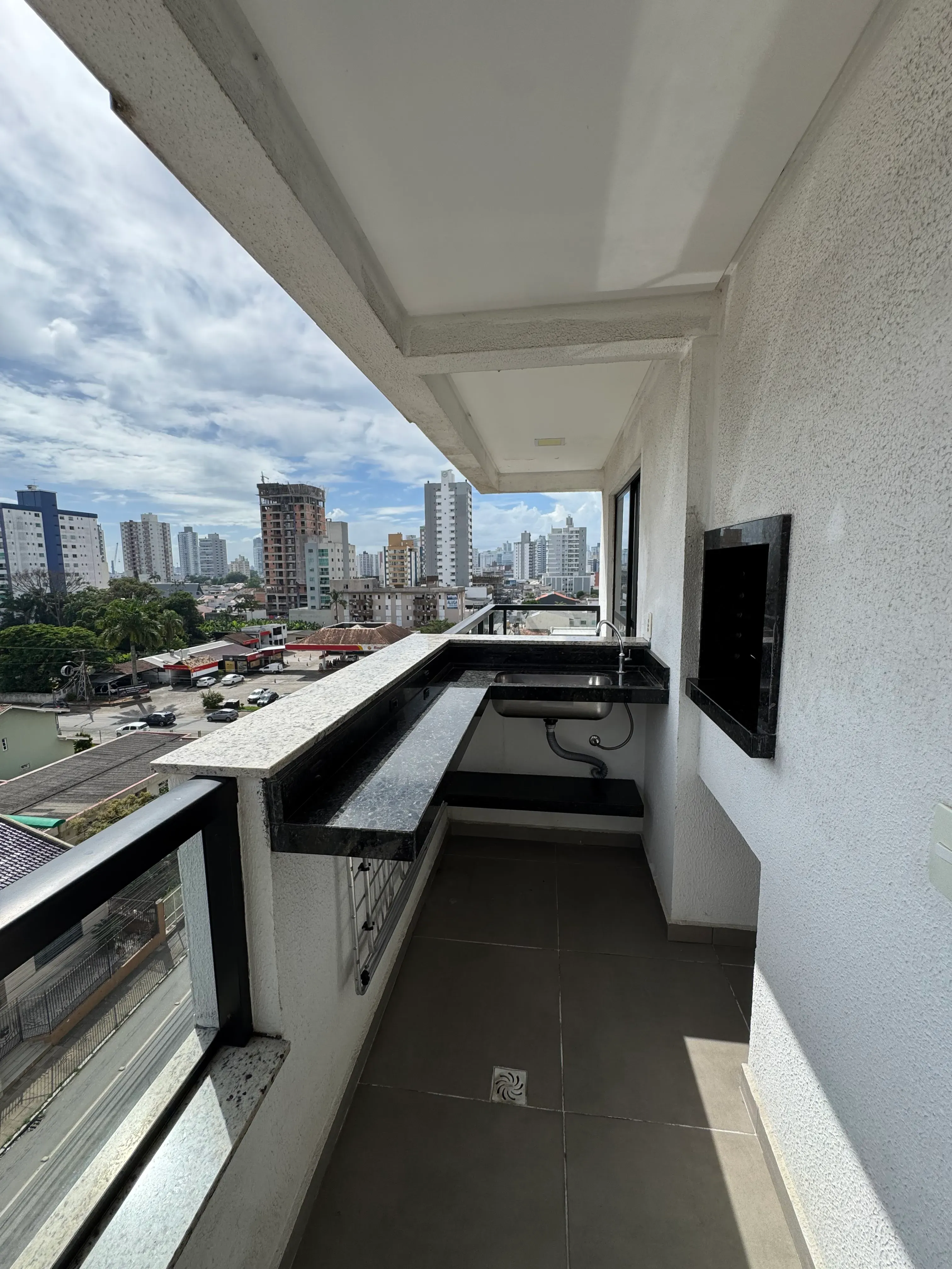 Apartamento com 2 dormitórios sendo 1 suíte e 1 vaga de garagem em Itajaí/SC
