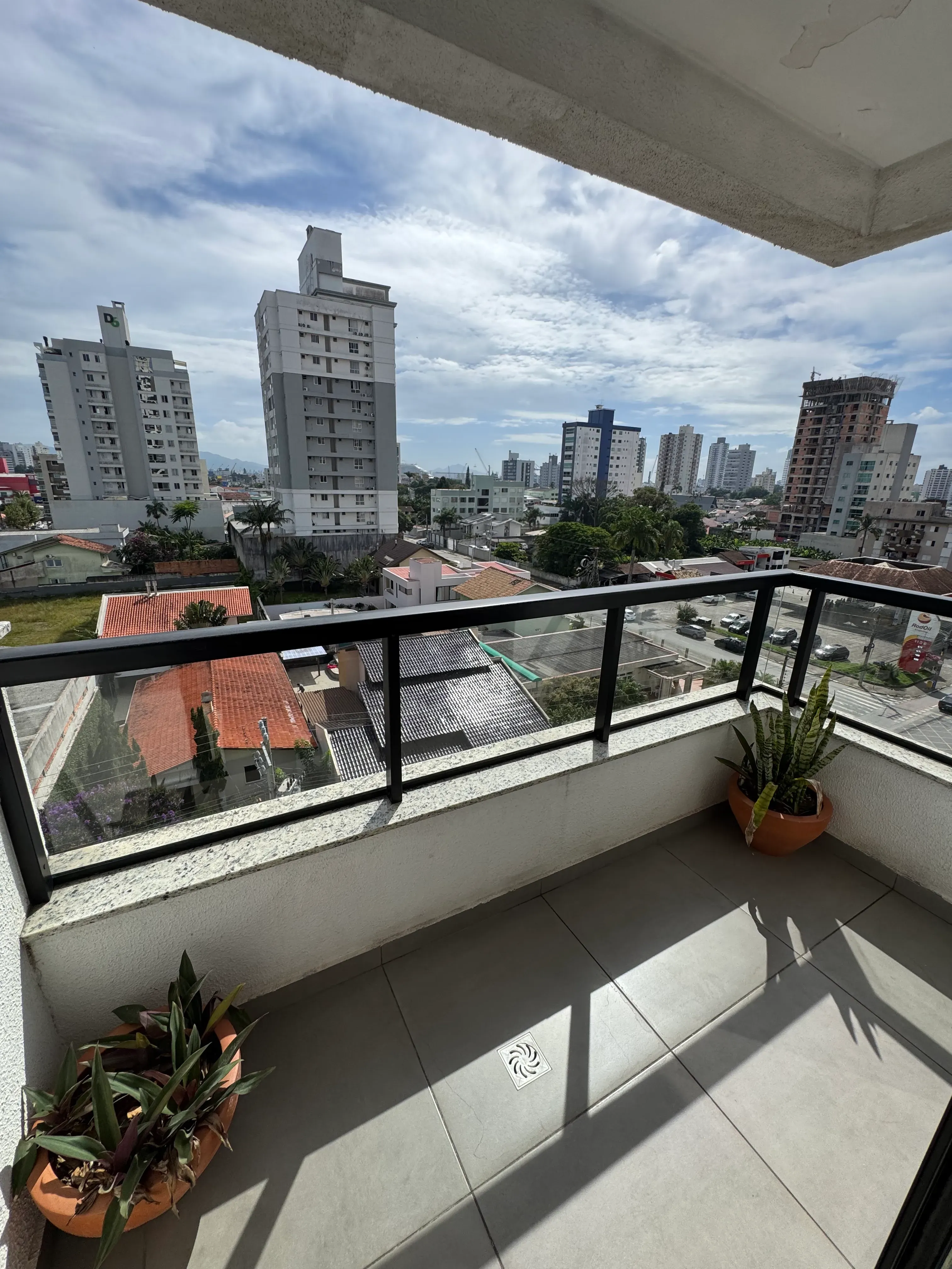Apartamento com 2 dormitórios sendo 1 suíte e 1 vaga de garagem em Itajaí/SC