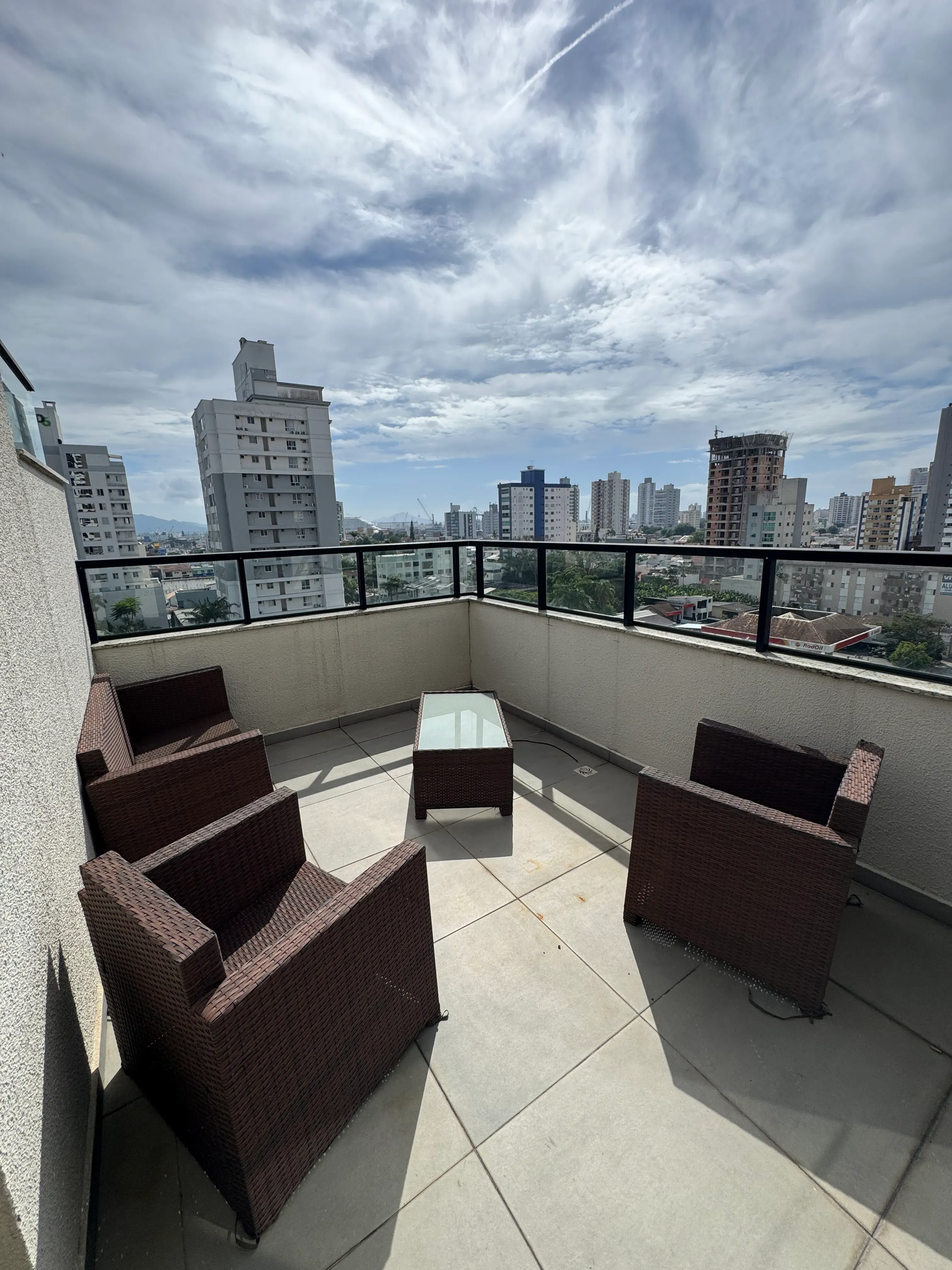 Apartamento com 2 dormitórios sendo 1 suíte e 1 vaga de garagem em Itajaí/SC