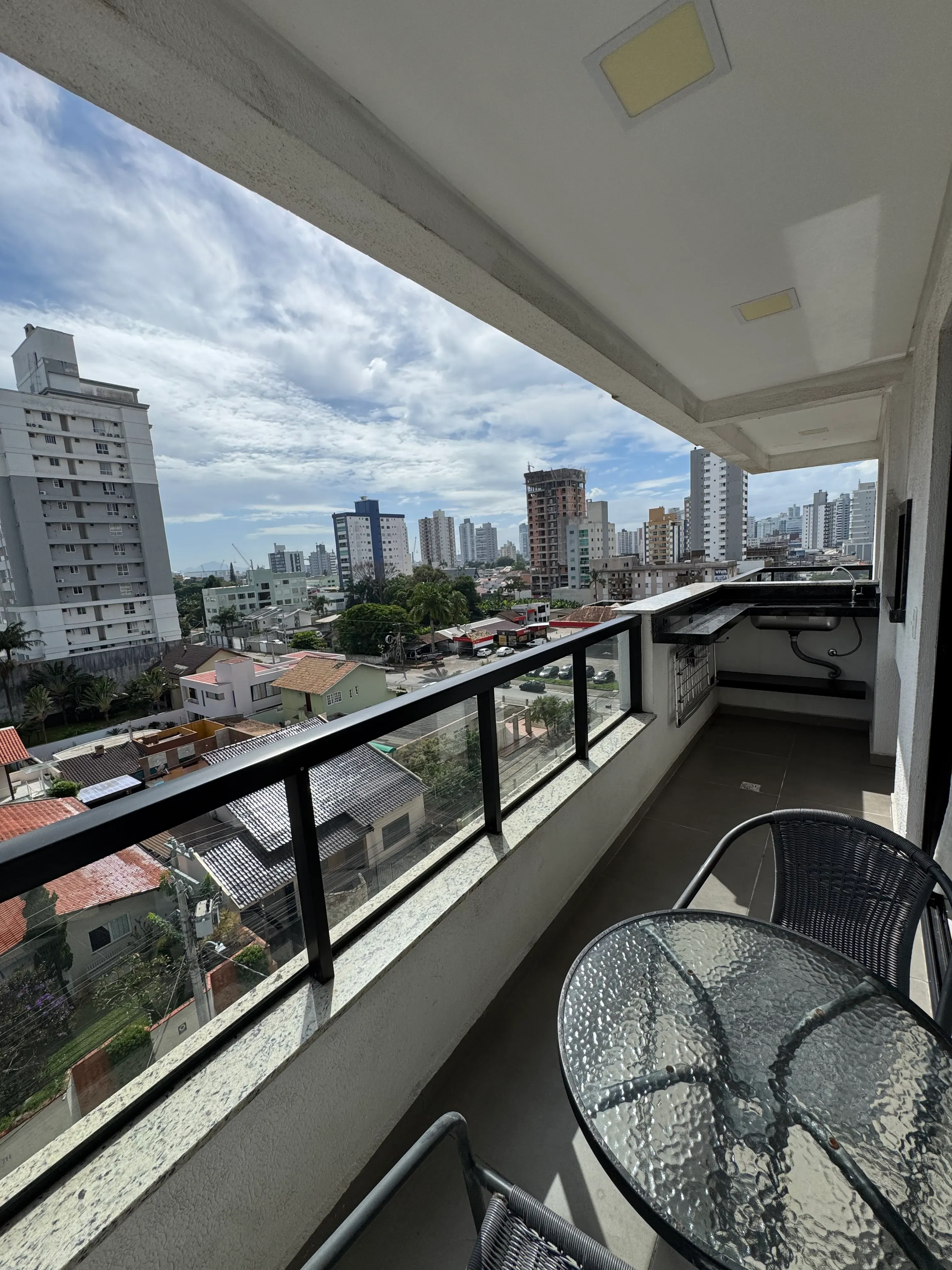 Apartamento com 2 dormitórios sendo 1 suíte e 1 vaga de garagem em Itajaí/SC